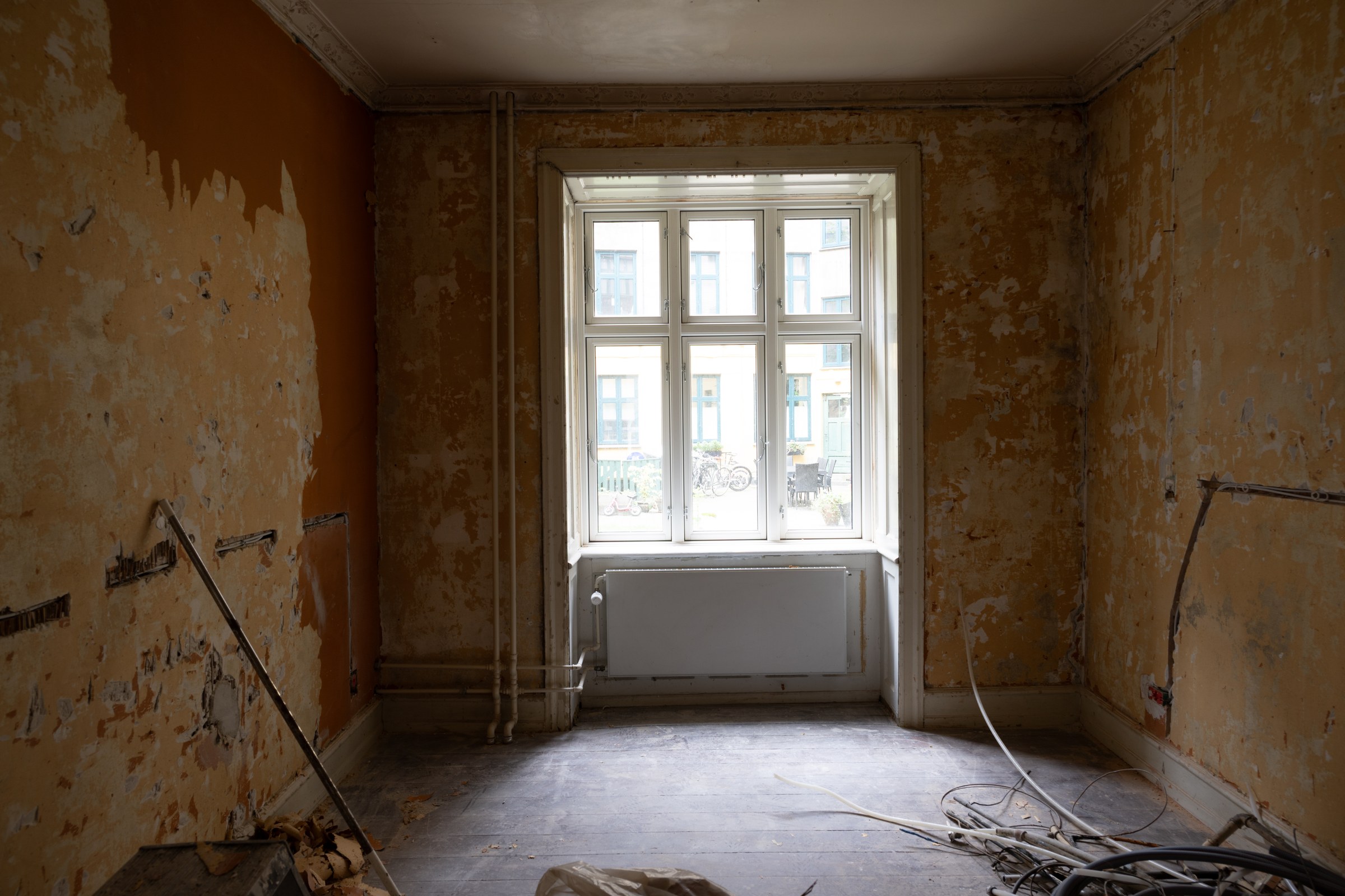 Værelse med vindue før totalrenovering