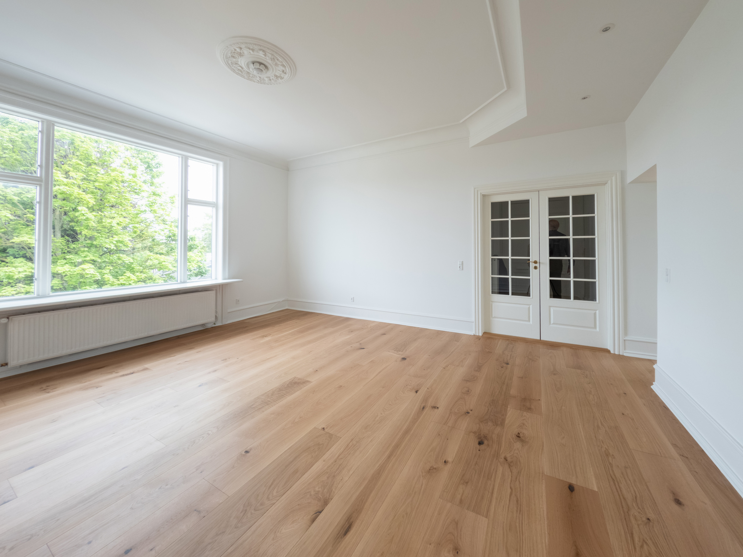 Opholdsrum langs vinduesvæggen efter totalrenovering