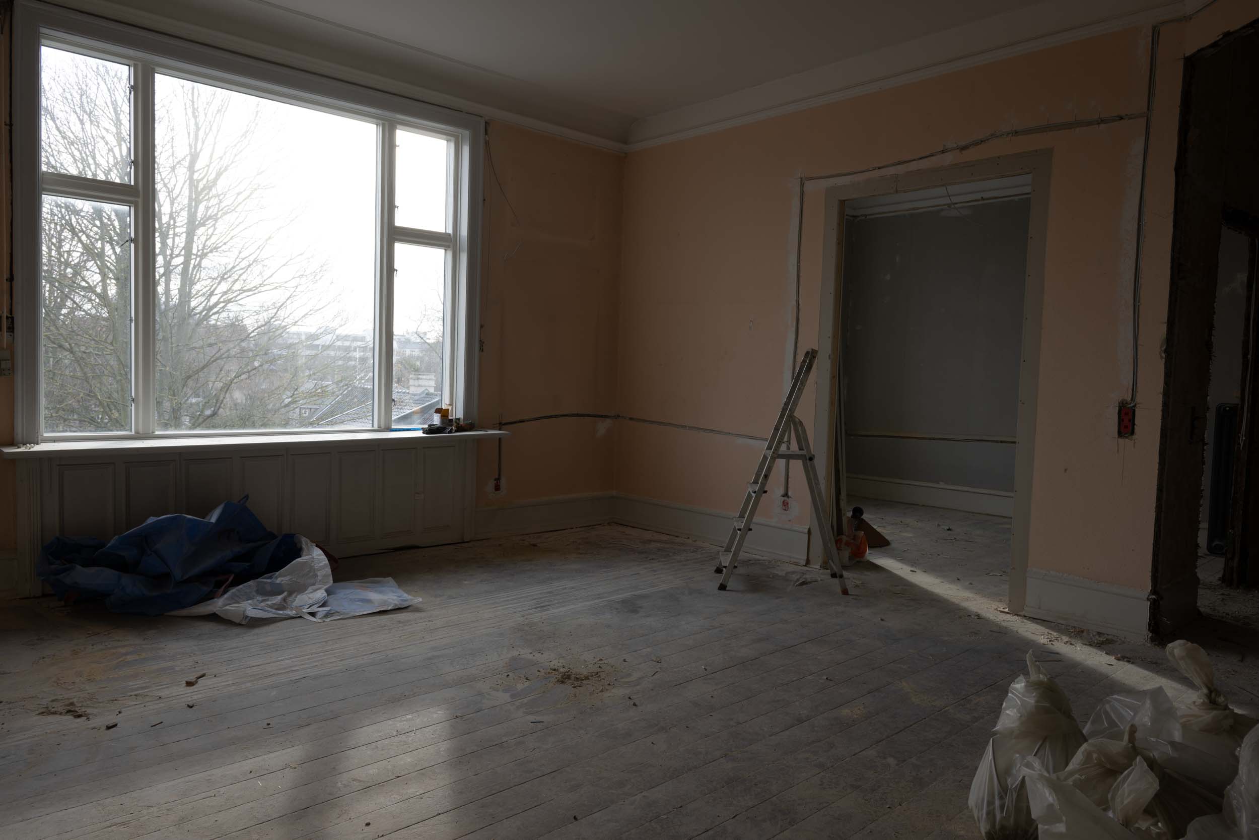 Opholdsrum langs vinduesvæggen før totalrenovering