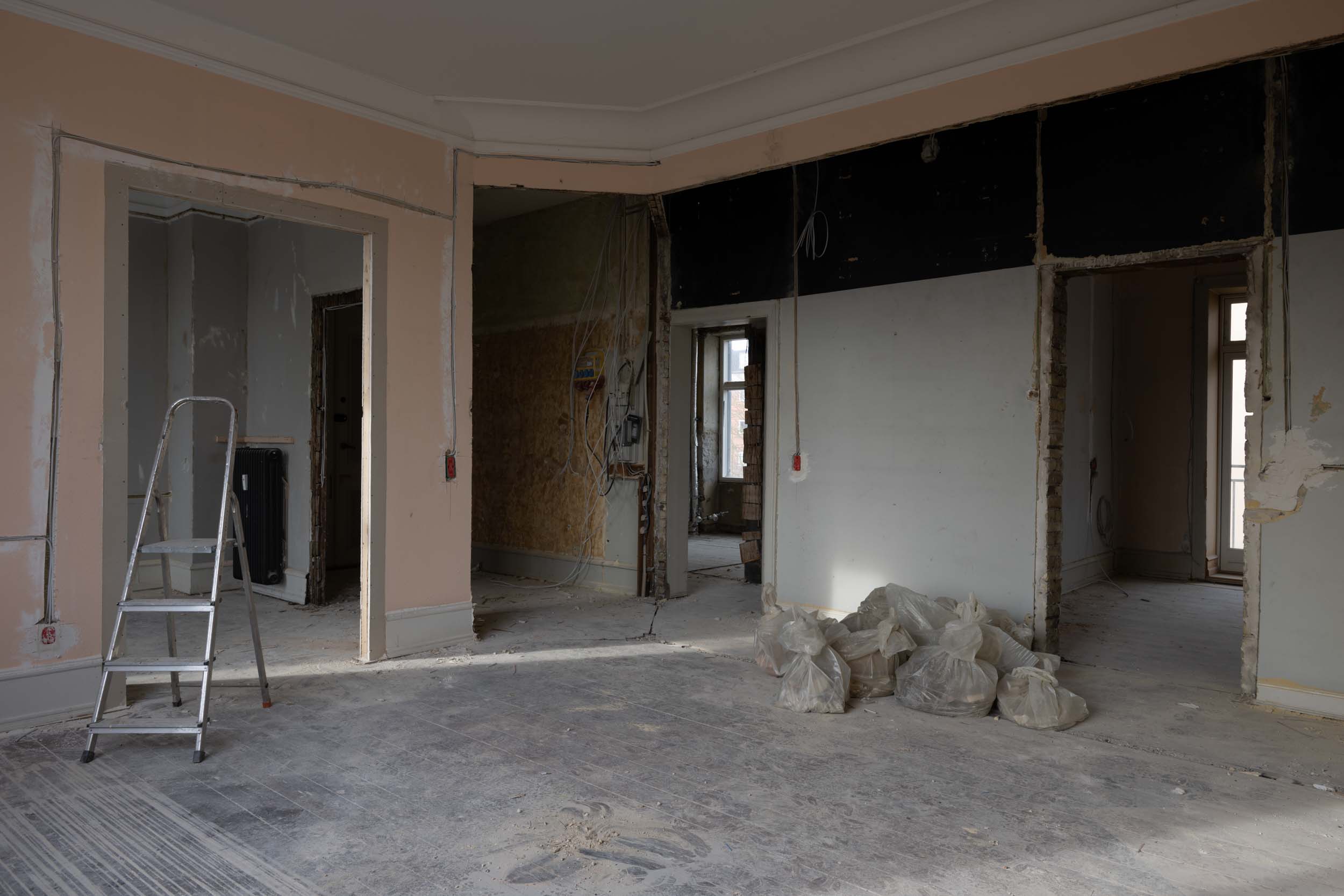 Opholdsrum mod åbningerne før totalrenovering