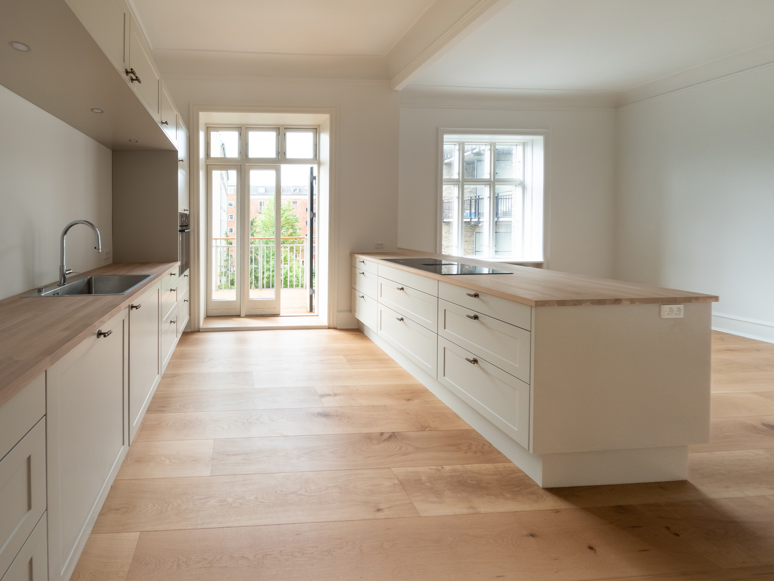 Køkken mod altandør og vindue efter totalrenovering