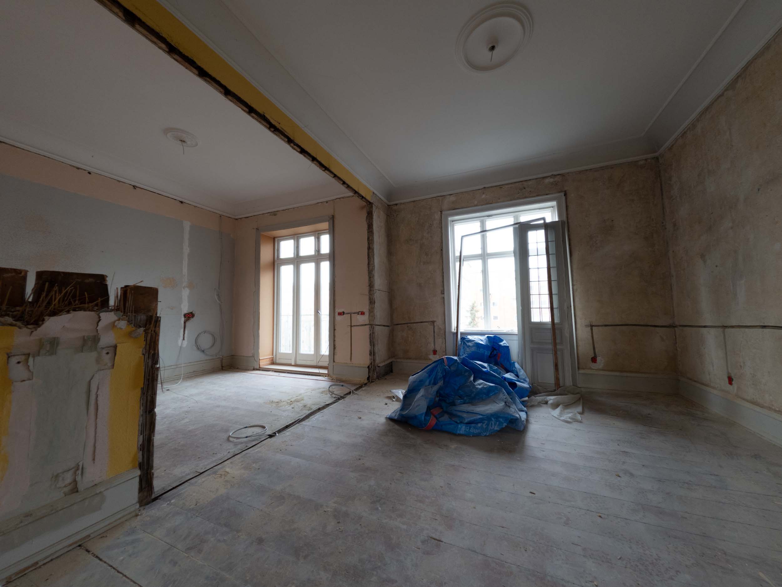 Køkken mod altandør og vindue før totalrenovering