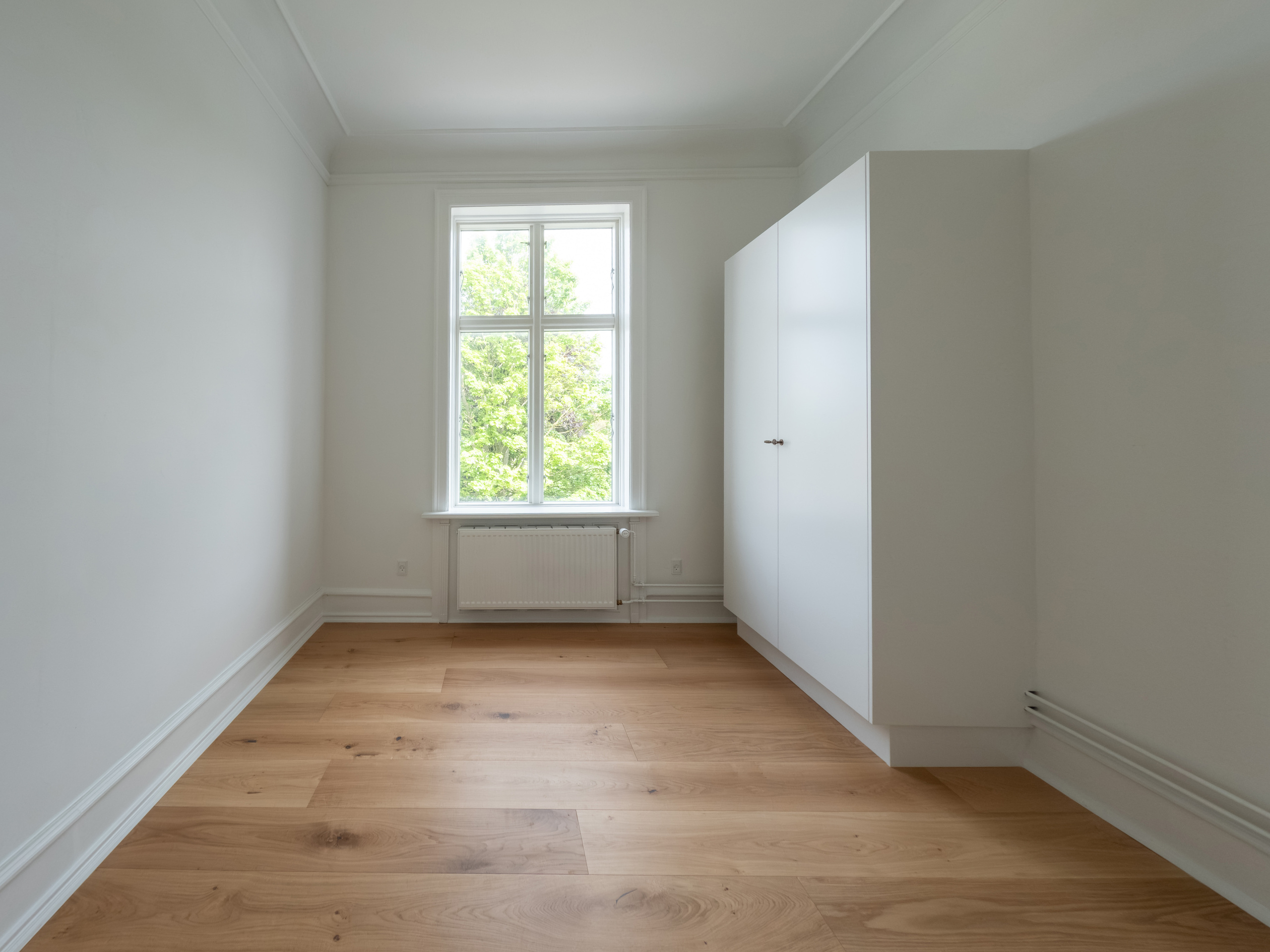 Værelse mod vinduet efter totalrenovering