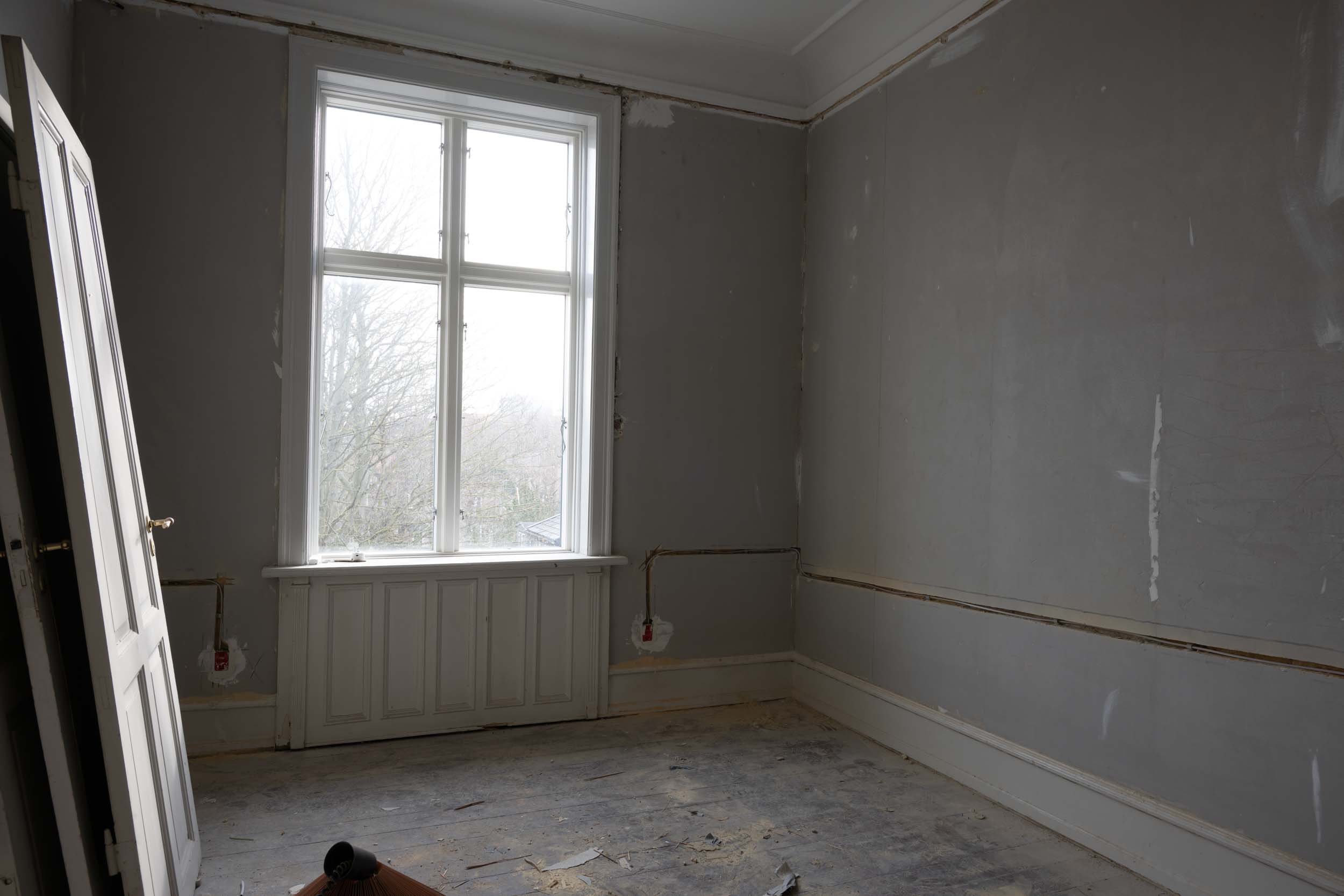 Værelse mod vinduet før totalrenovering