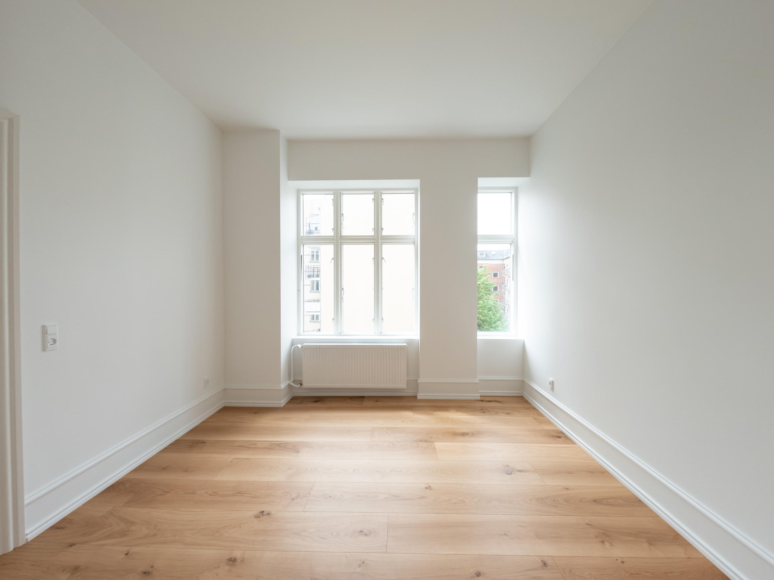 Værelse langs rummet mod vinduerne efter totalrenovering