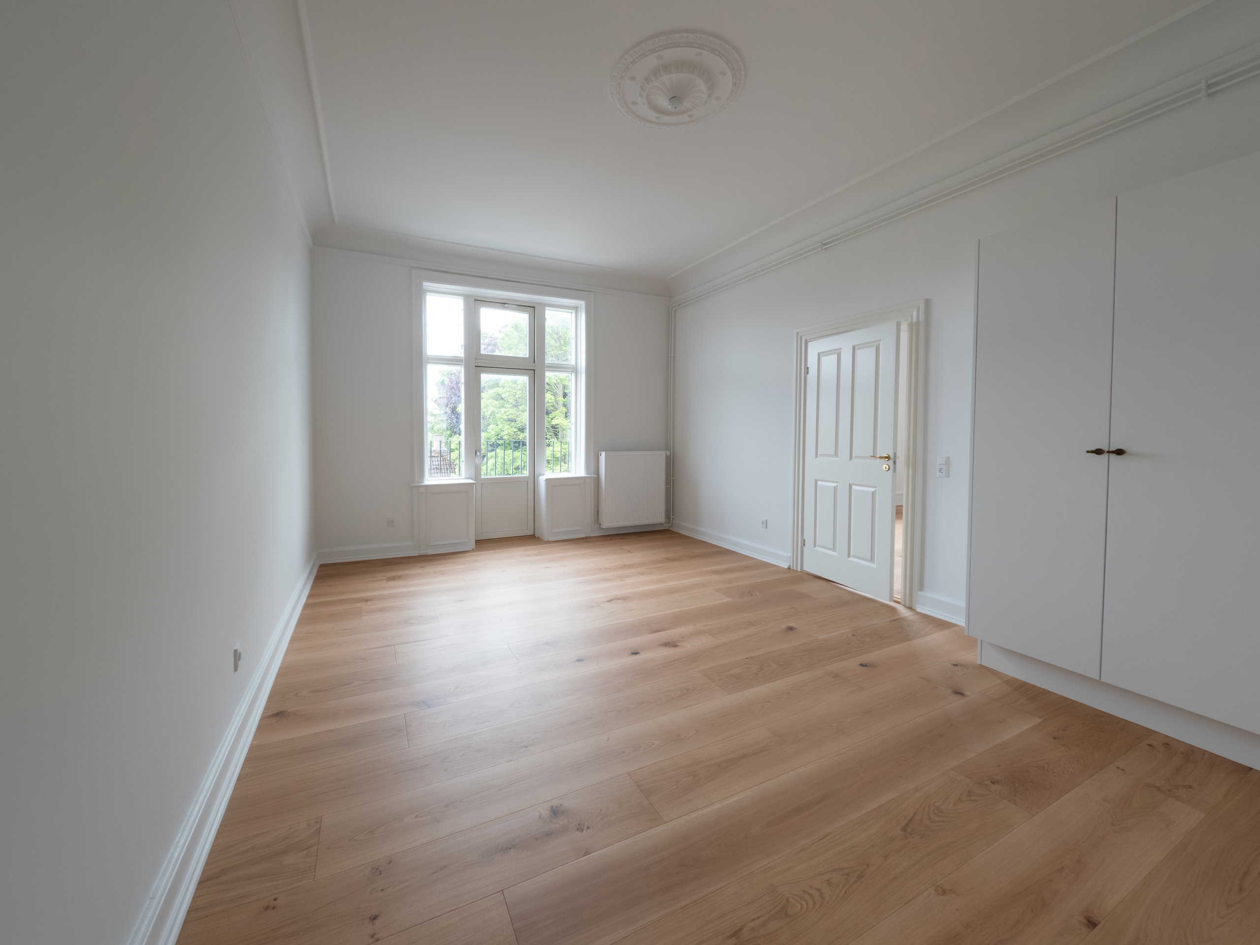 Værelse mod altandøren efter totalrenovering