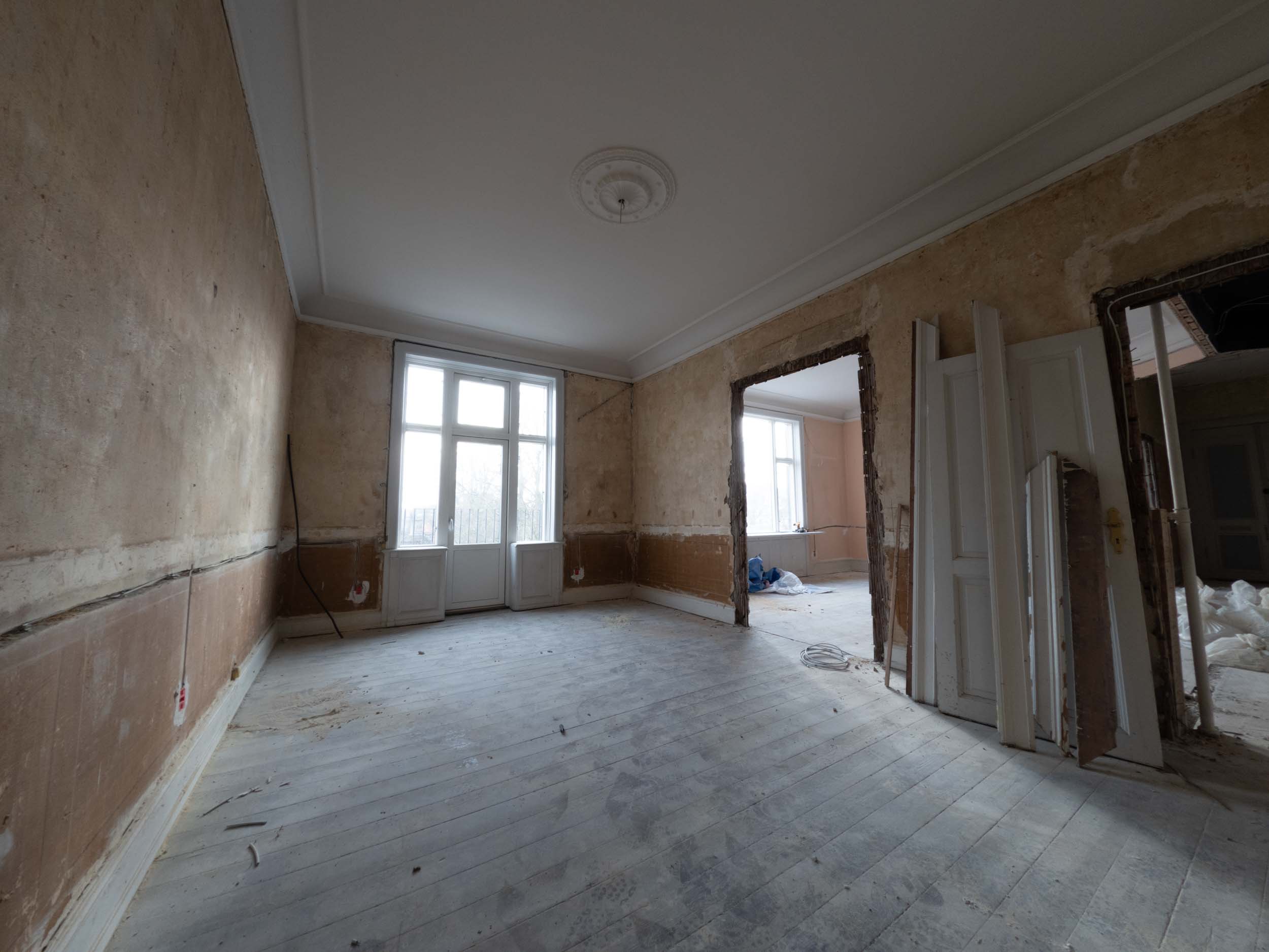 Værelse mod altandøren før totalrenovering