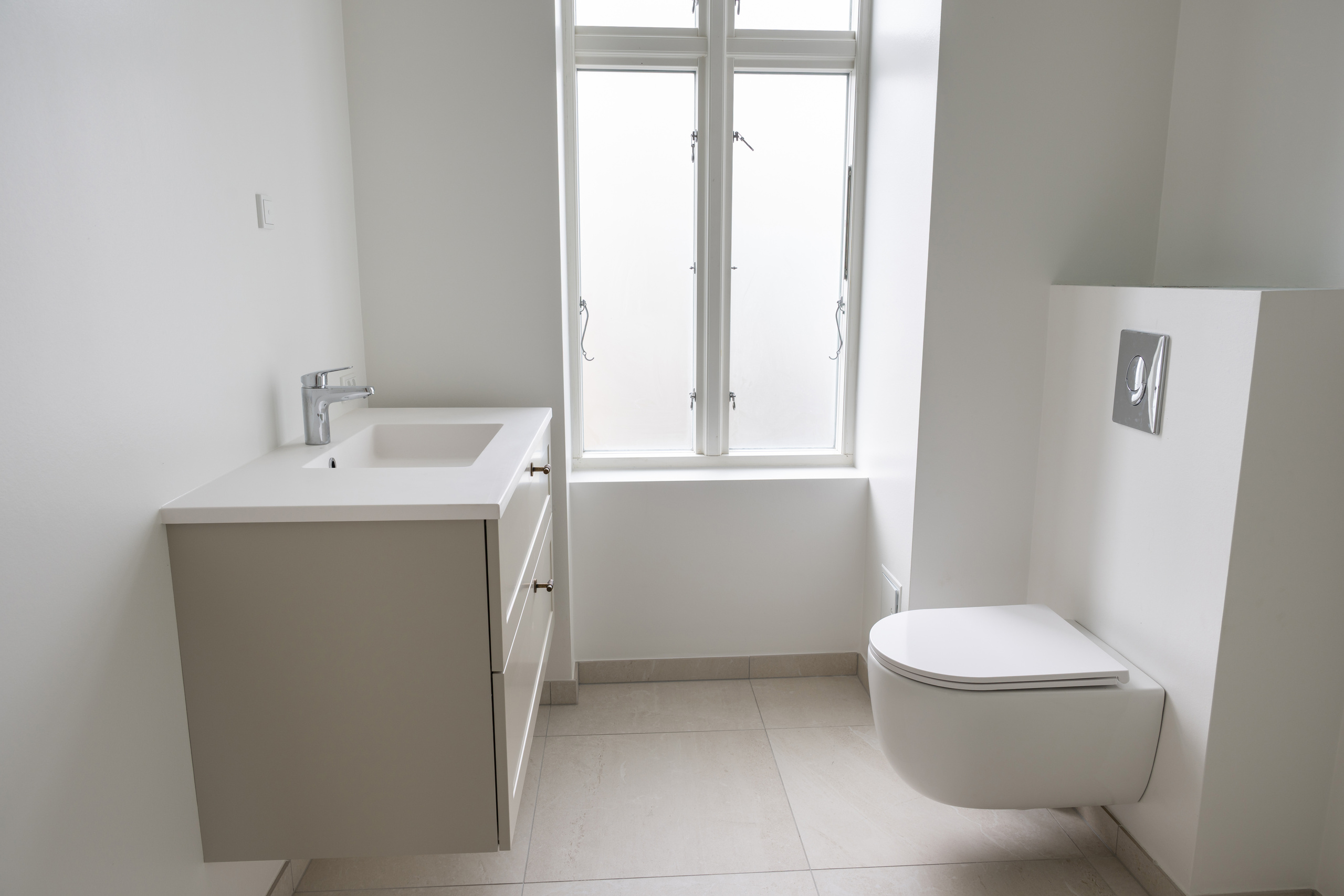 Badeværelse mod vinduet efter totalrenovering