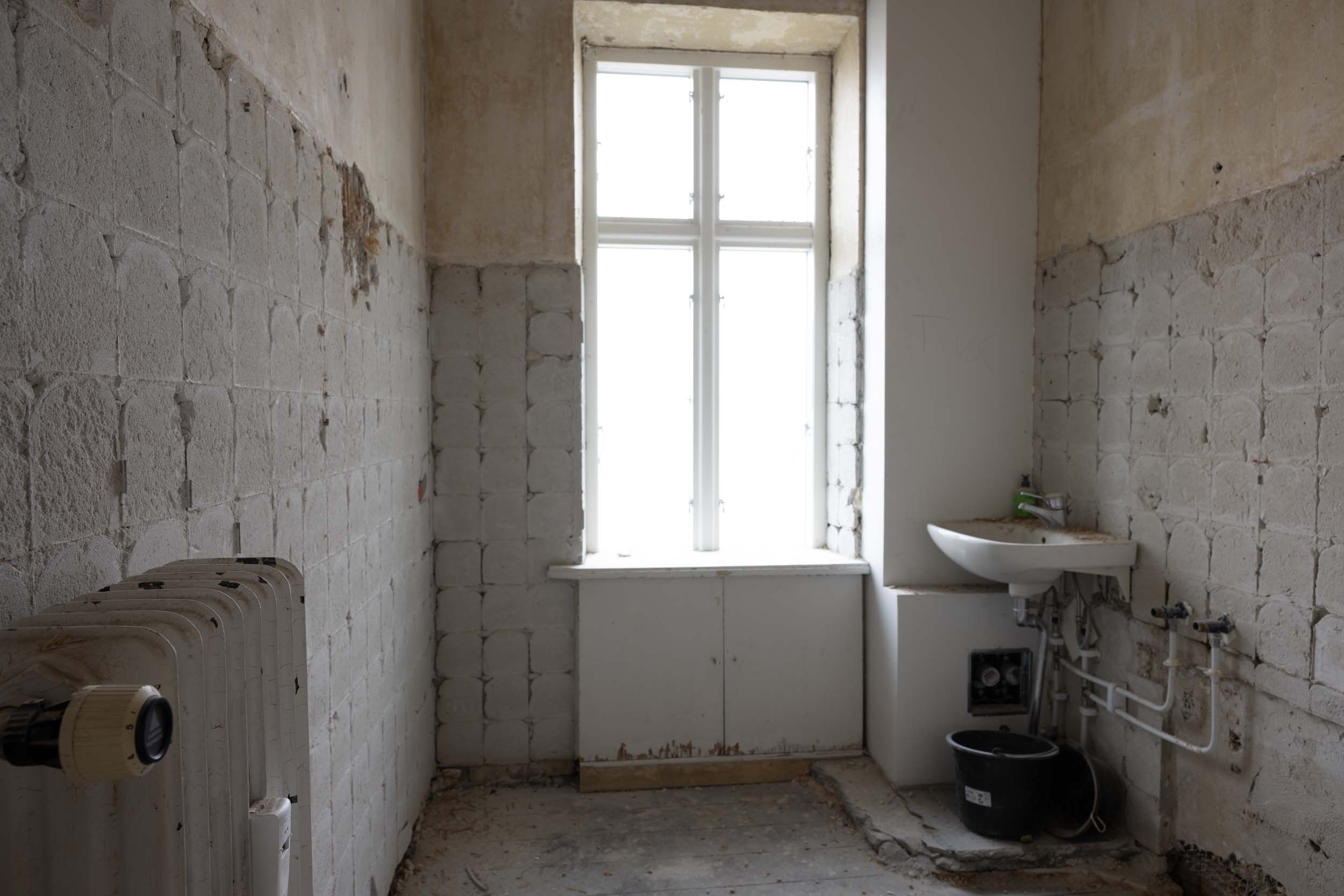Badeværelse mod vinduet før totalrenovering