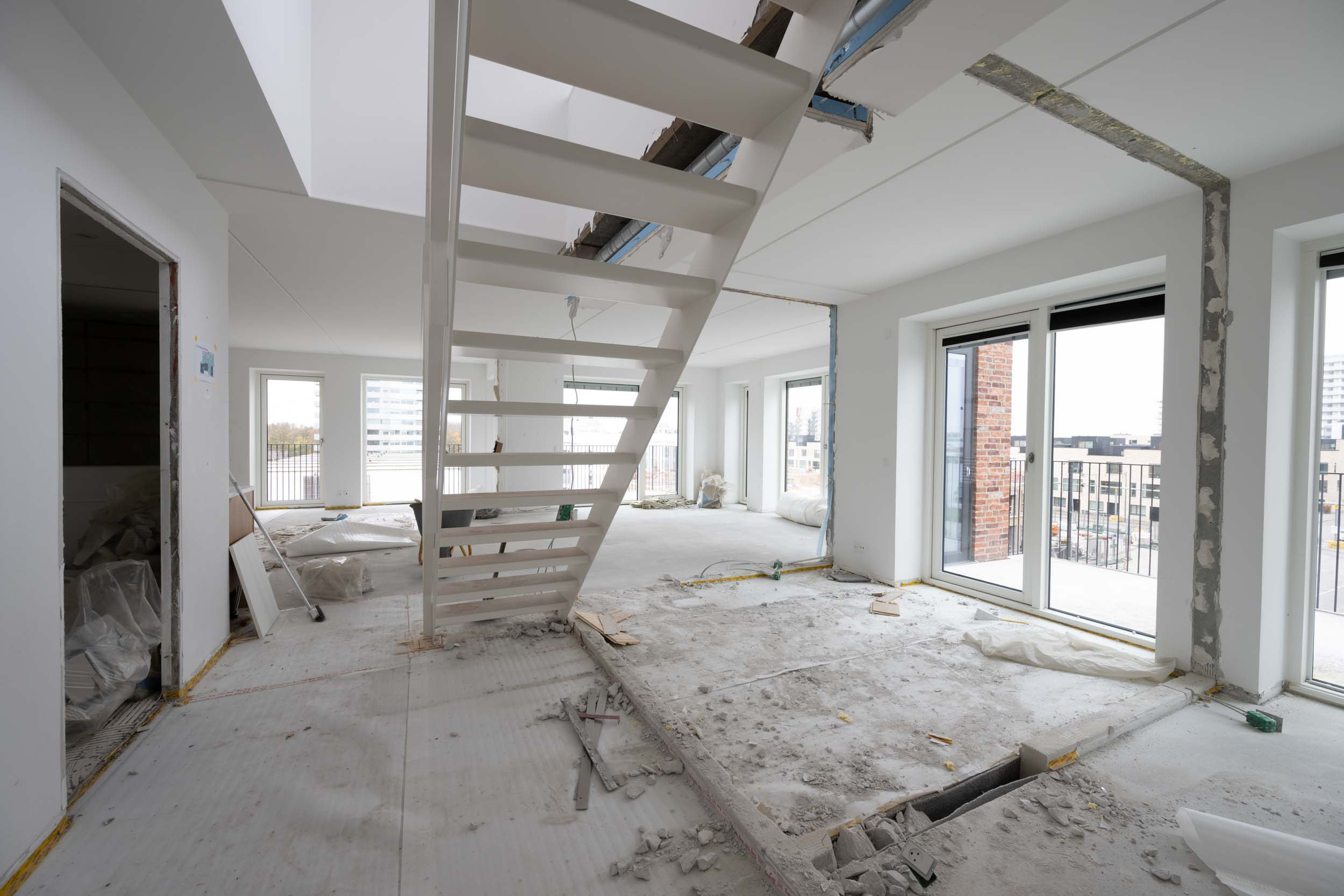 Opholdsrum med trappe før totalrenovering