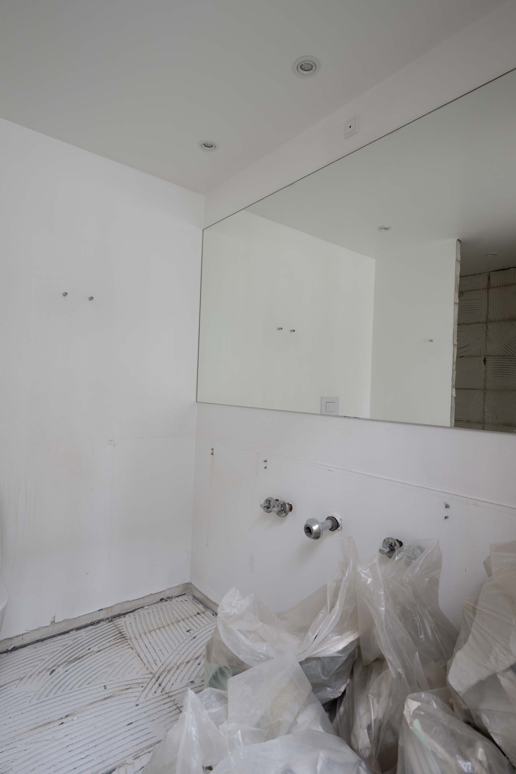 Stort badeværelse før totalrenovering