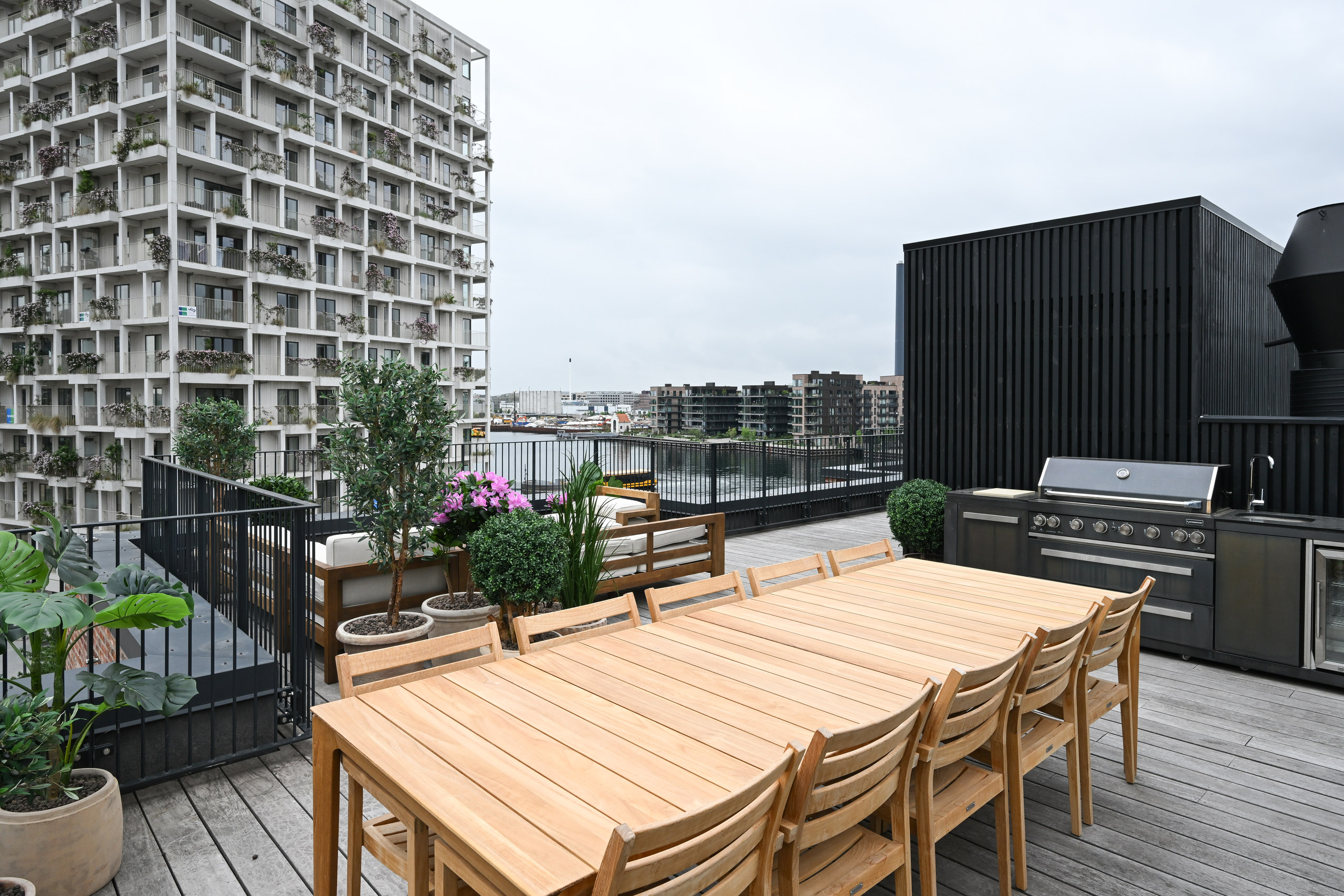 Tagterrasse med spiseområde og udsigt
