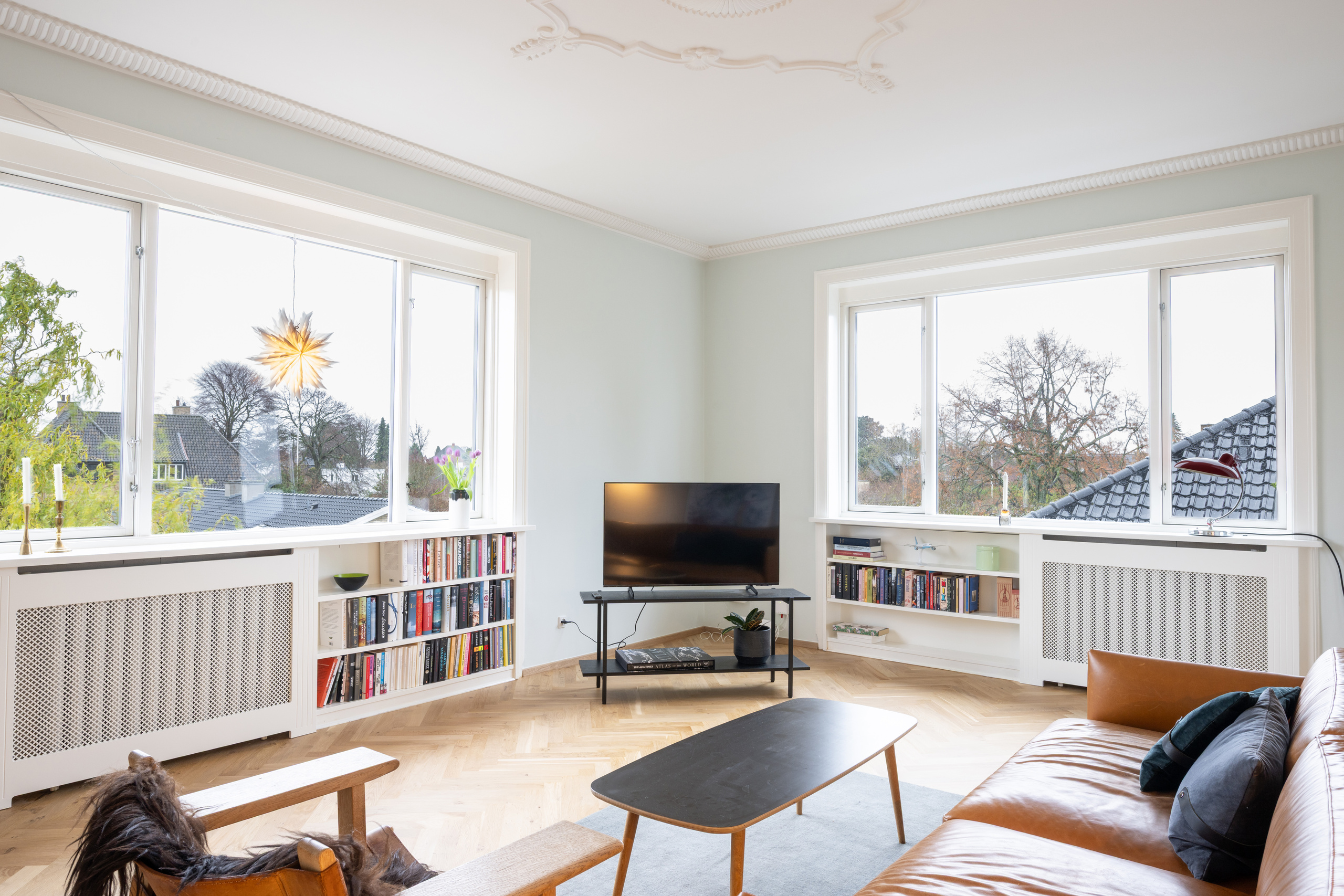Stue efter renoveringen set mod vinduerne