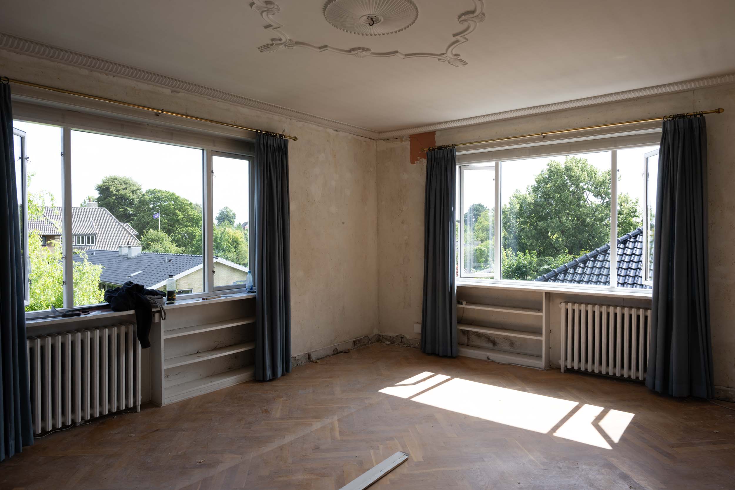 Stue før renoveringen set mod vinduerne
