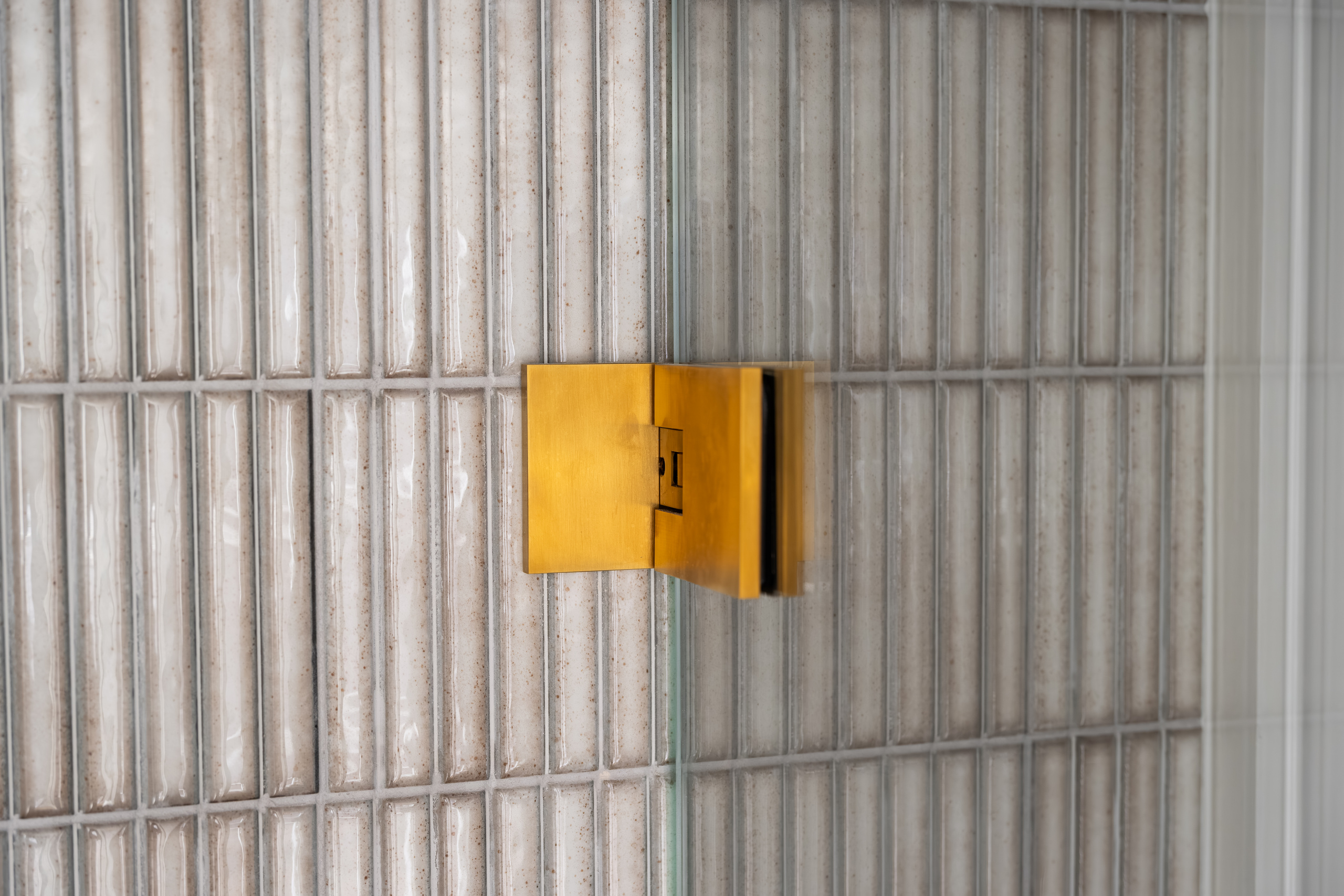 Detalje af glasbeslag og fliser