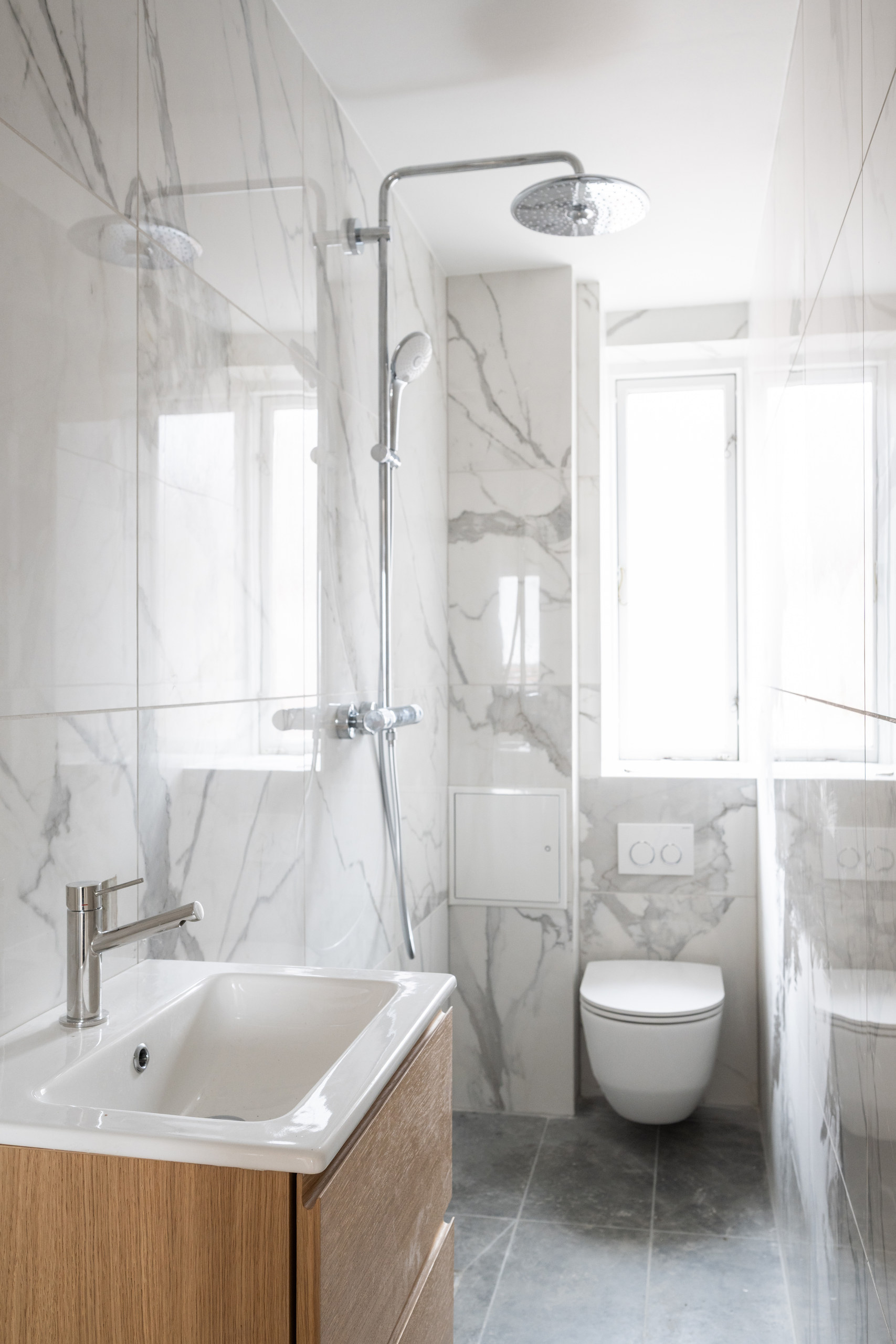 Lyst badeværelse efter totalrenovering