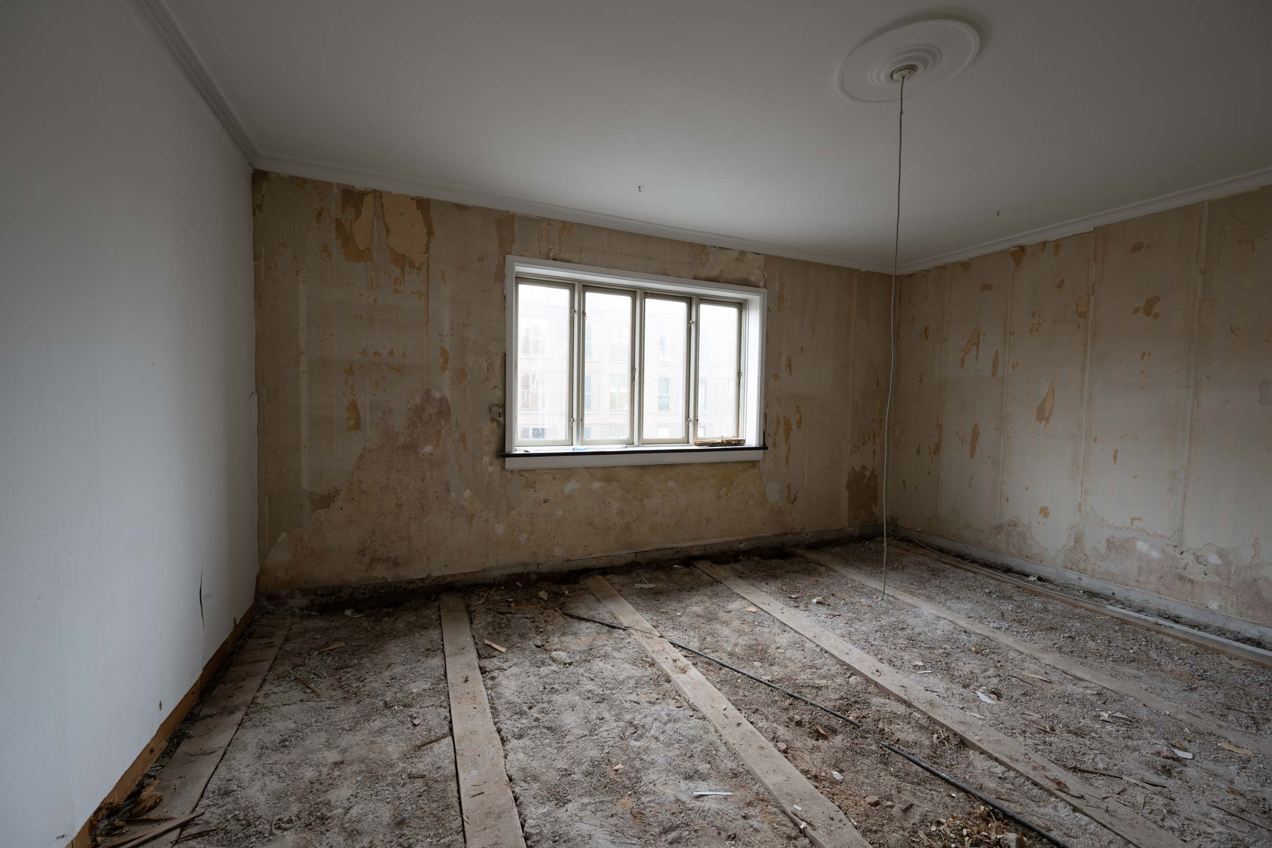 Stue med bredt vinduesparti før totalrenovering