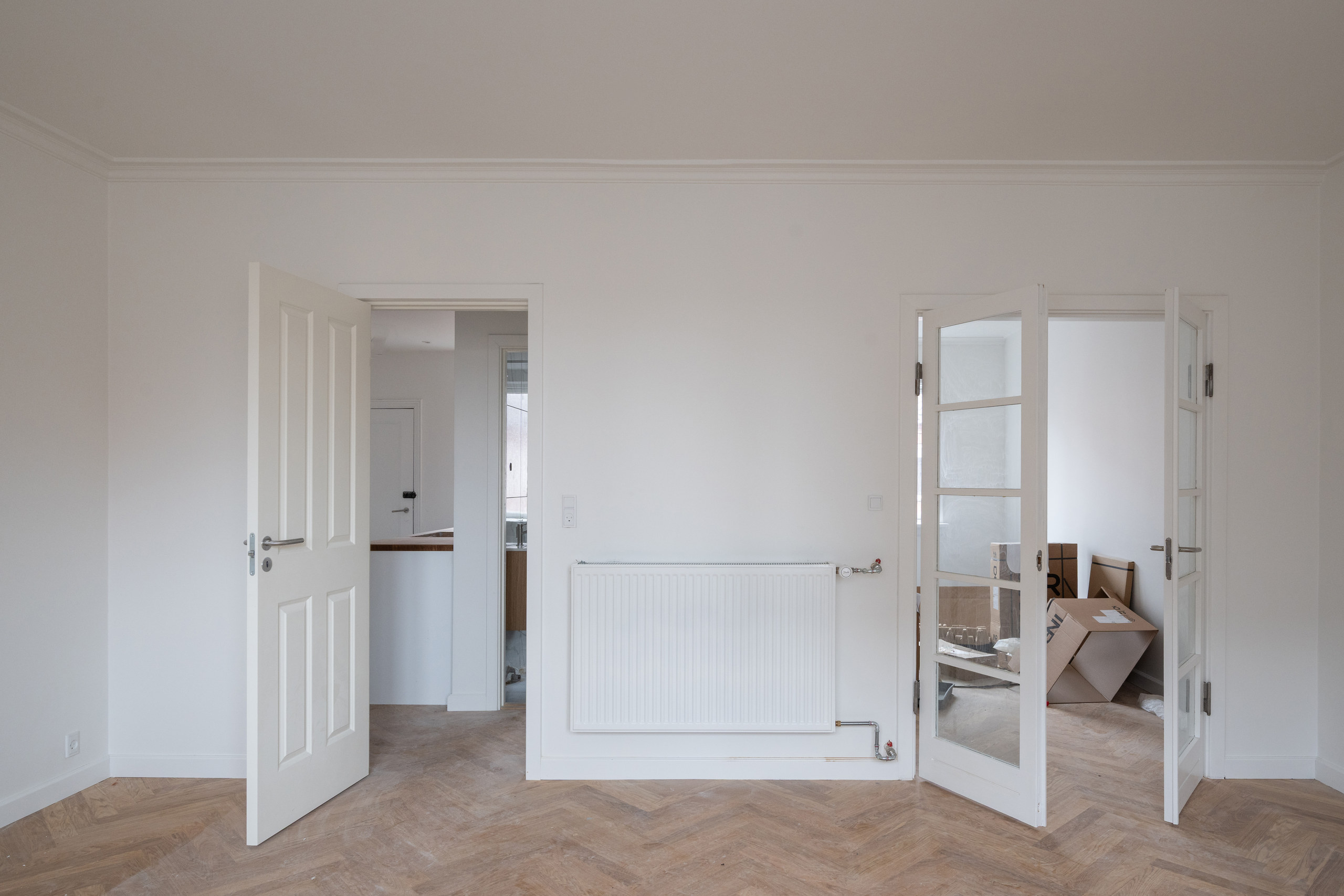 Stue med rumforbindelser efter totalrenovering