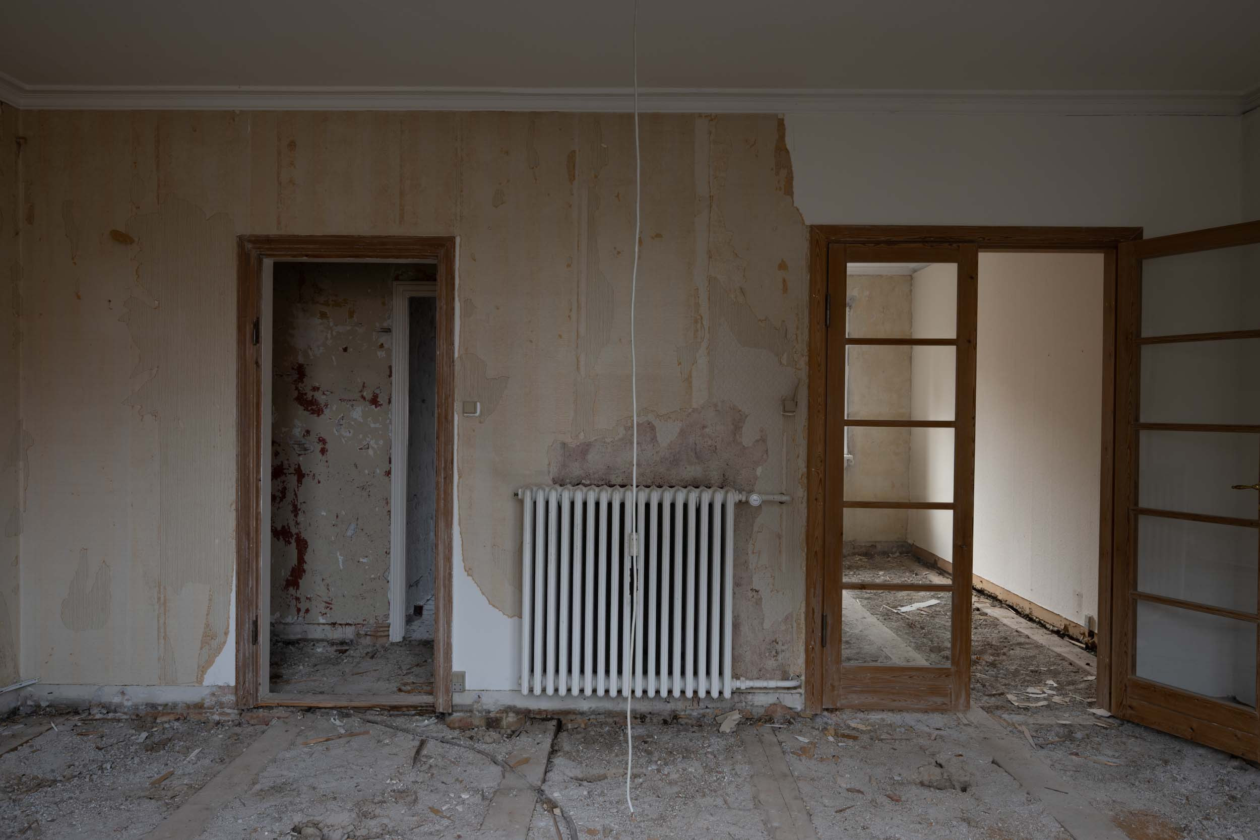 Stue med rumforbindelser før totalrenovering