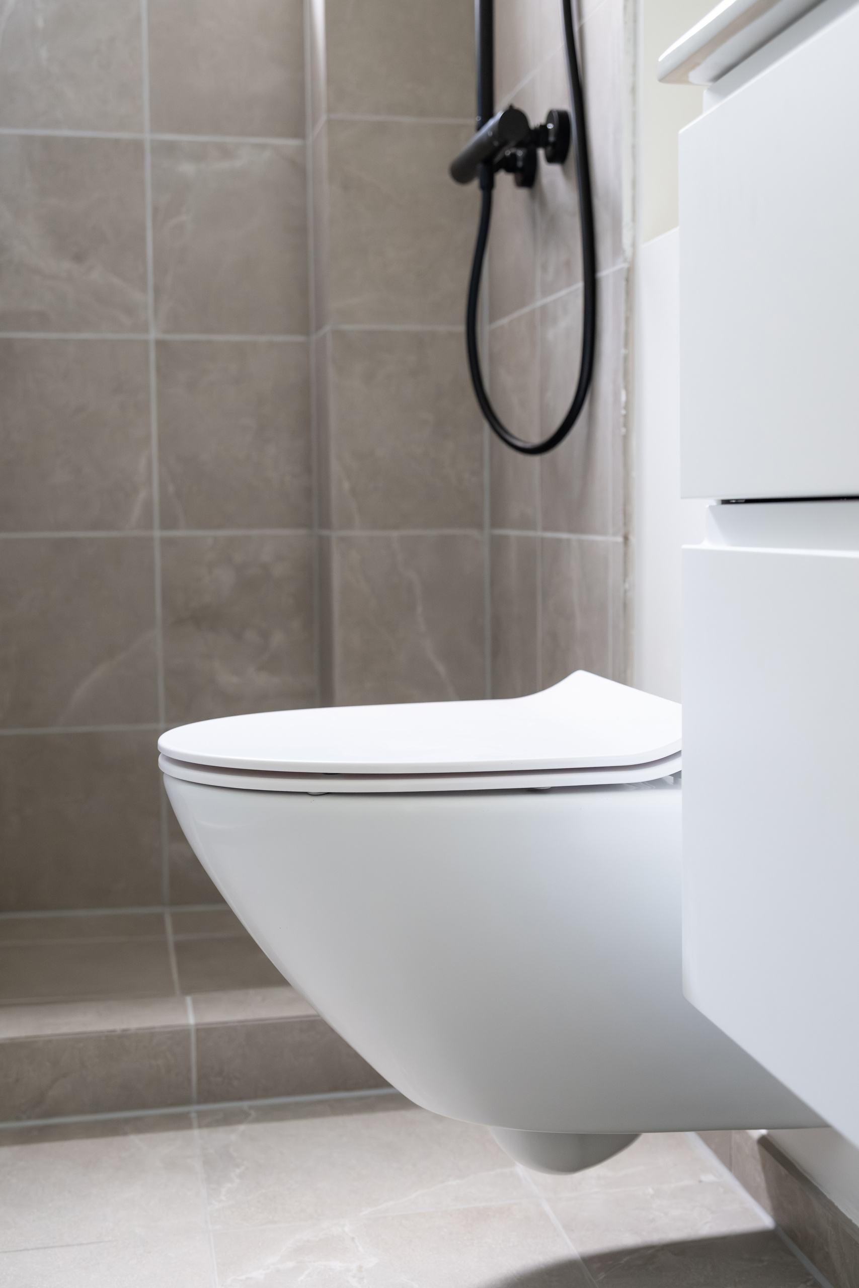 Væghængt toilet og badeværelsesmøbel