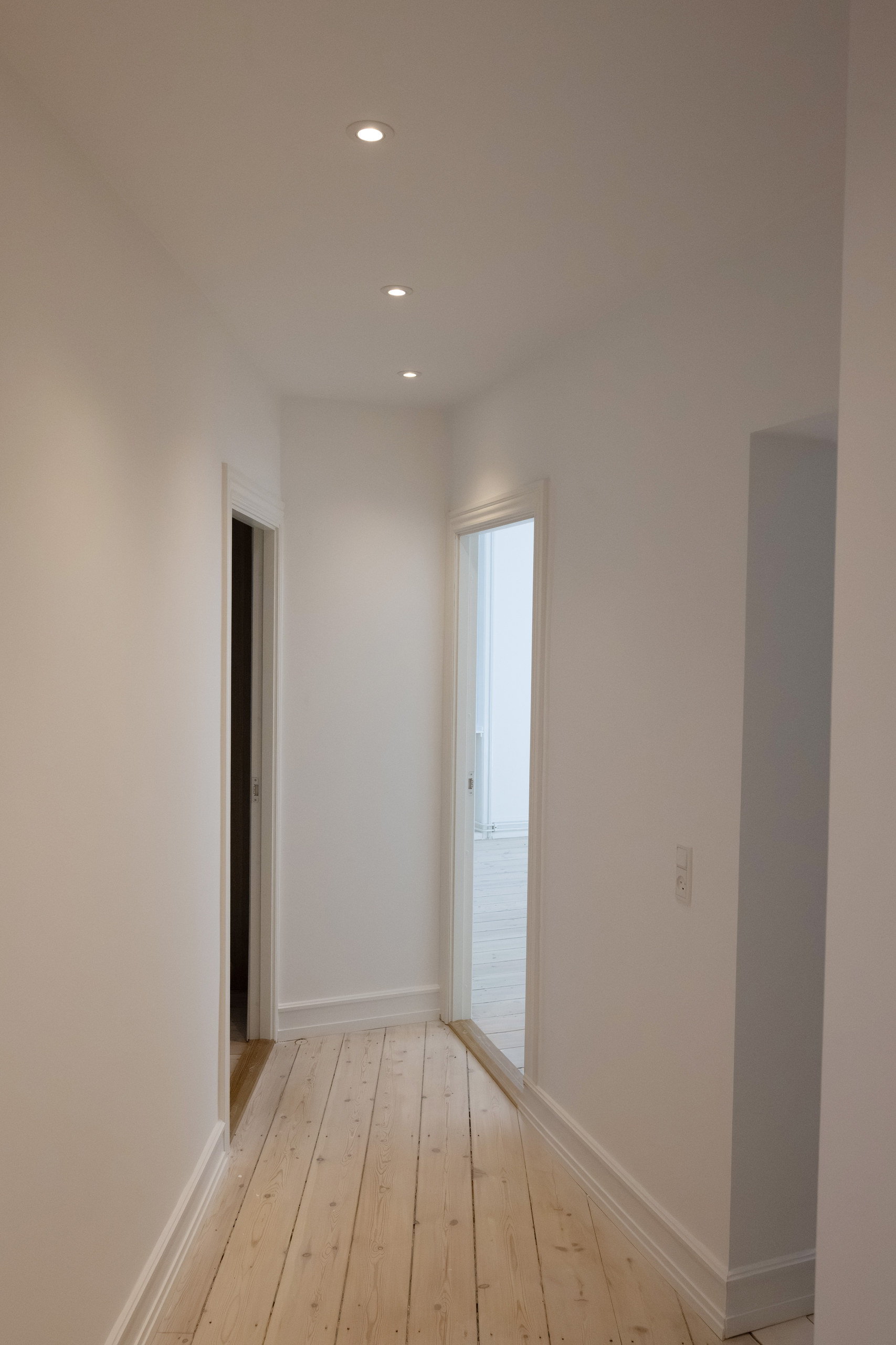 Lys entré og gang efter totalrenovering