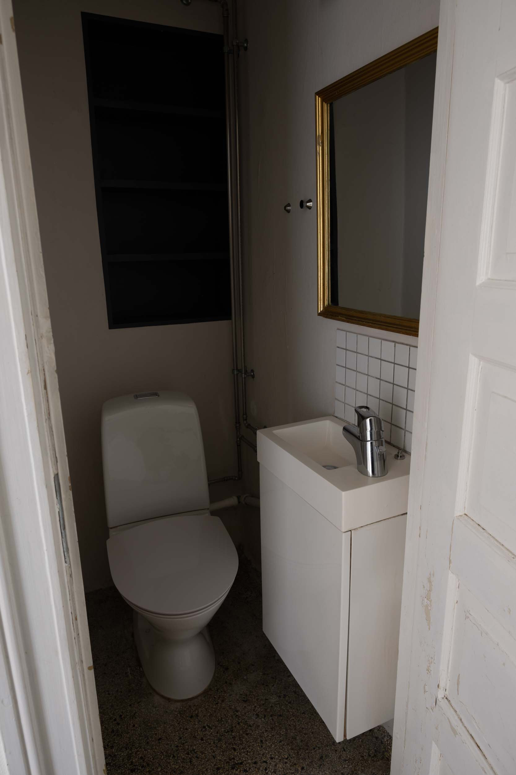 Lille toilet før totalrenovering