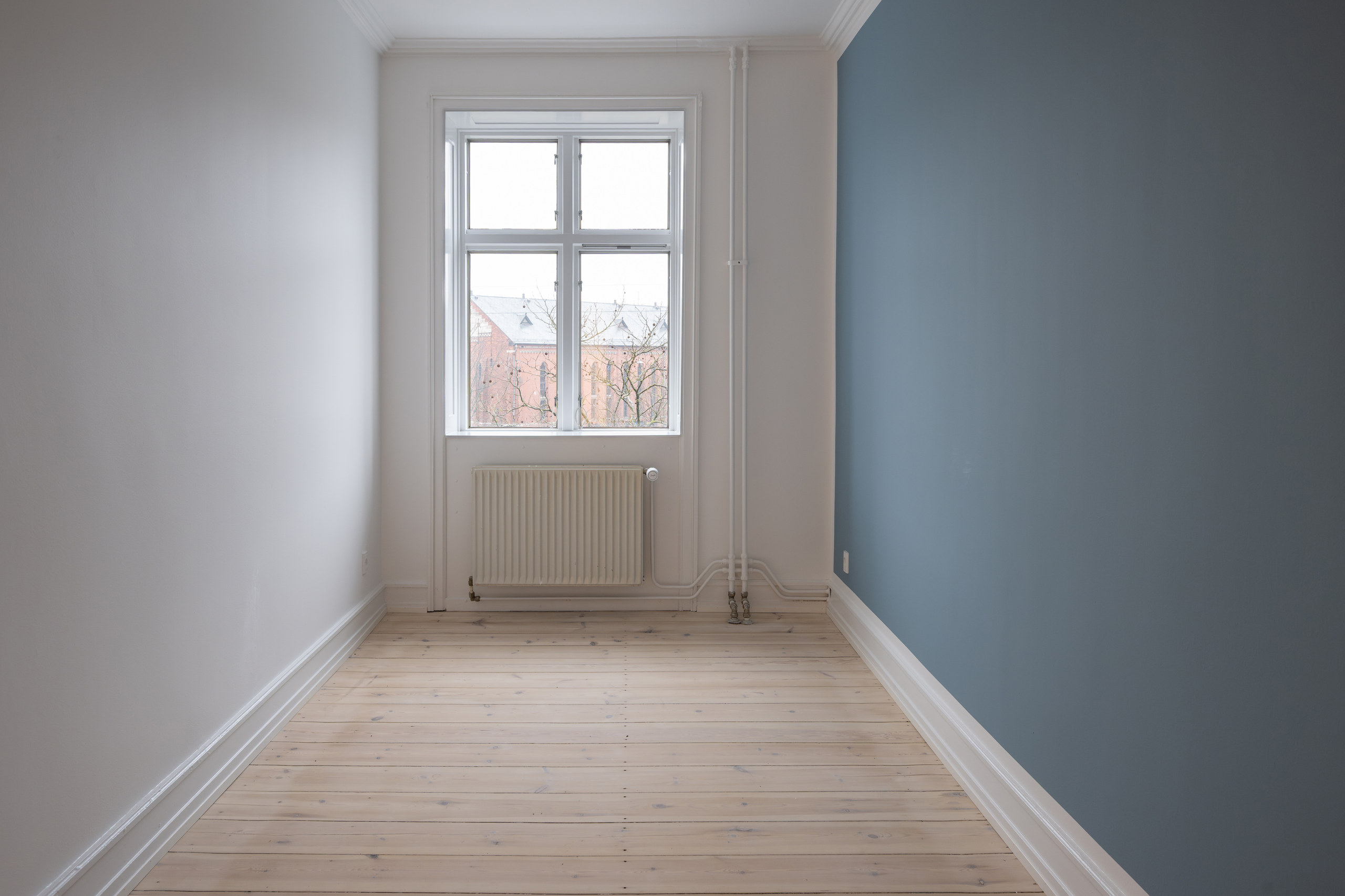Værelse mod vindue efter totalrenovering