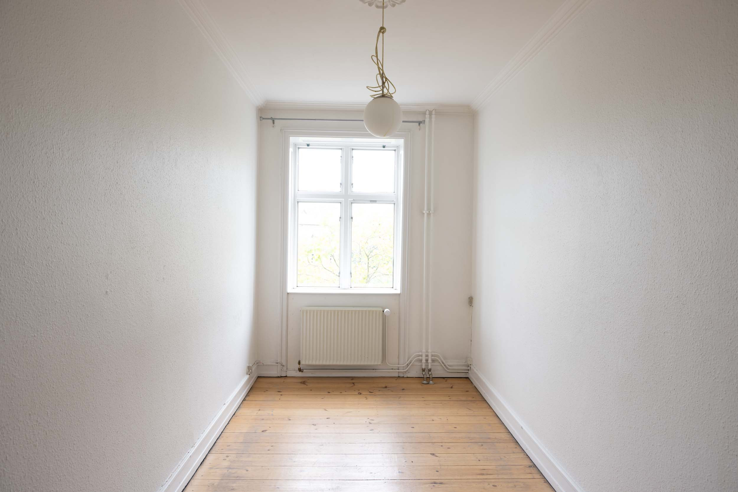 Værelse mod vindue før totalrenovering