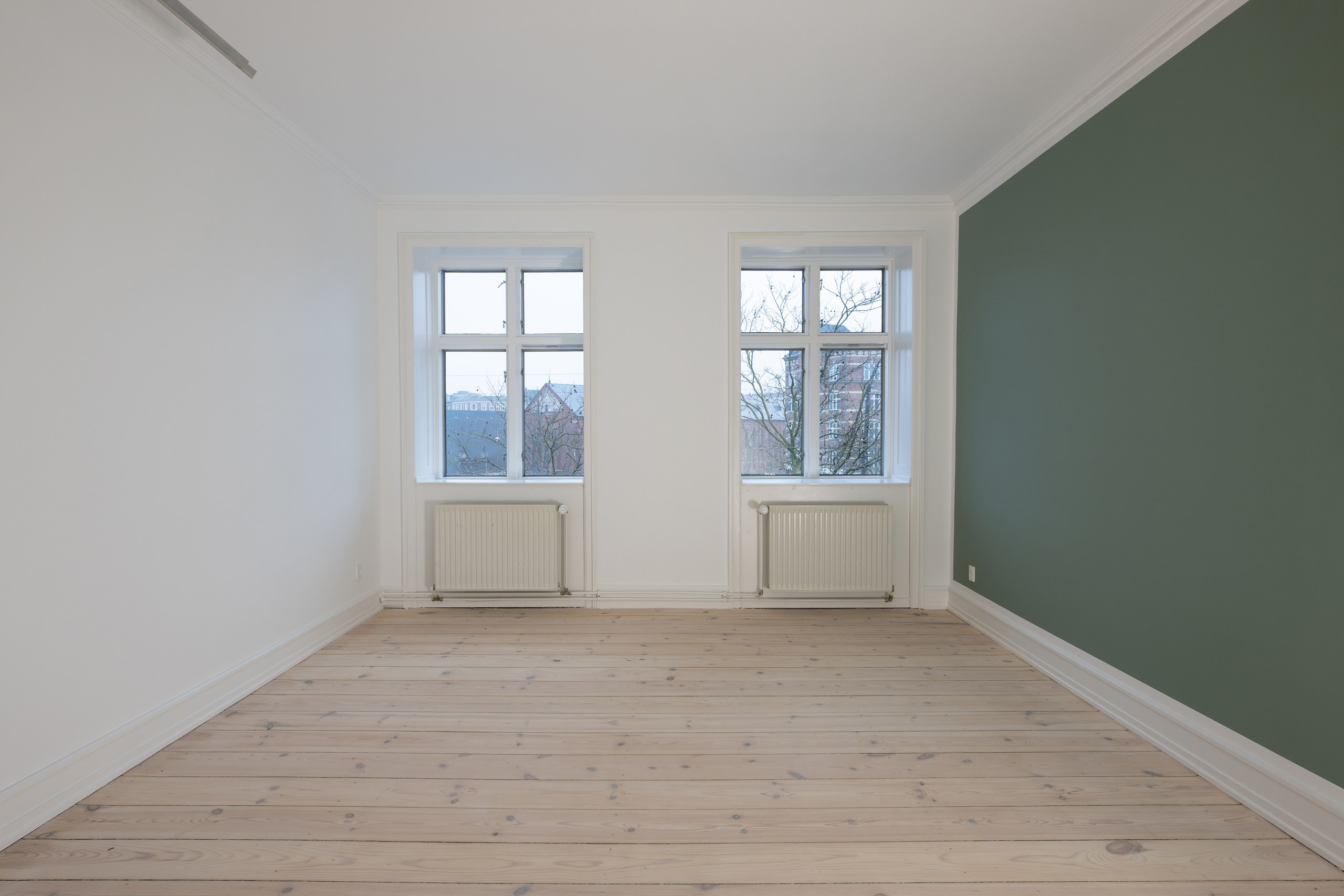 Værelse med to vinduer efter totalrenovering
