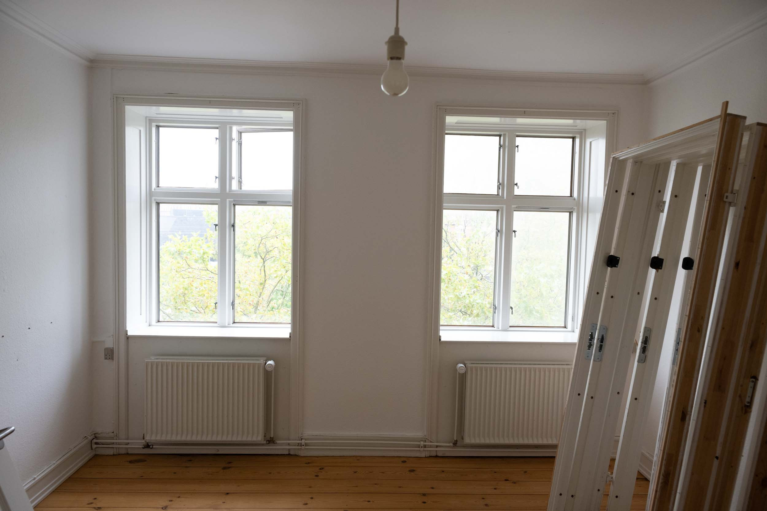 Værelse med to vinduer før totalrenovering