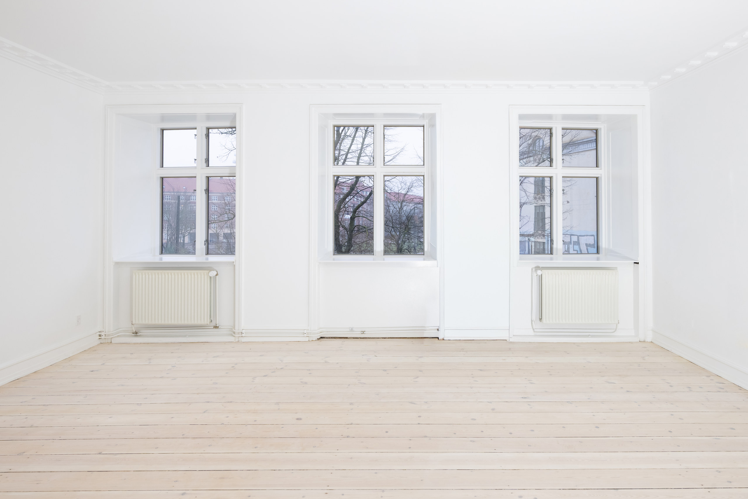 Stue mod vinduesparti efter totalrenovering