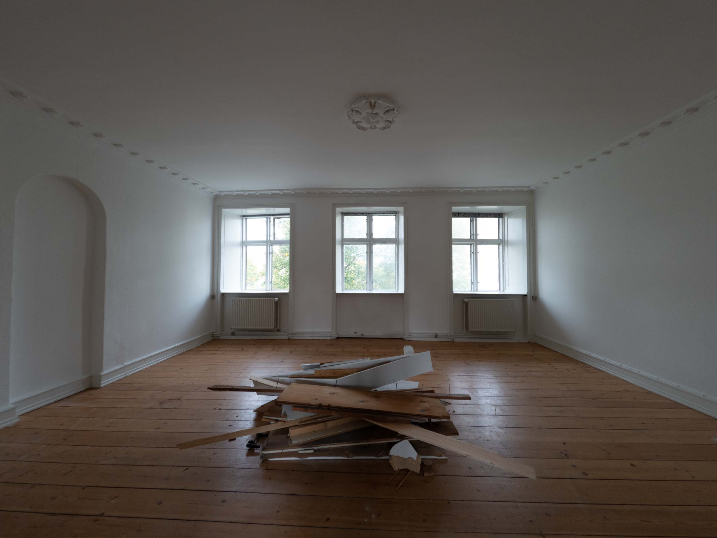 Stue mod vinduesparti før totalrenovering