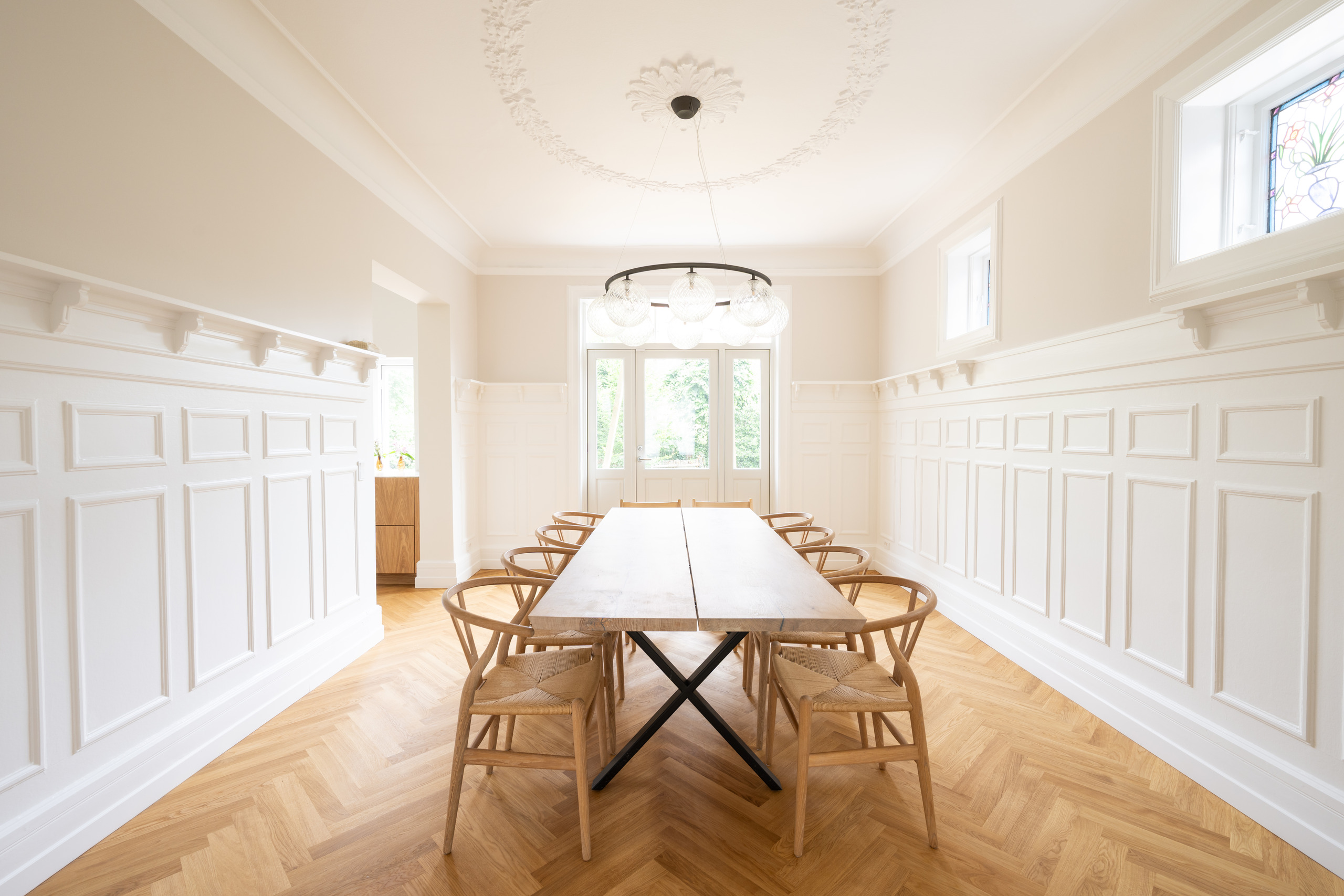 Spisestue med sildebensgulv, paneler og loftsudsmykning