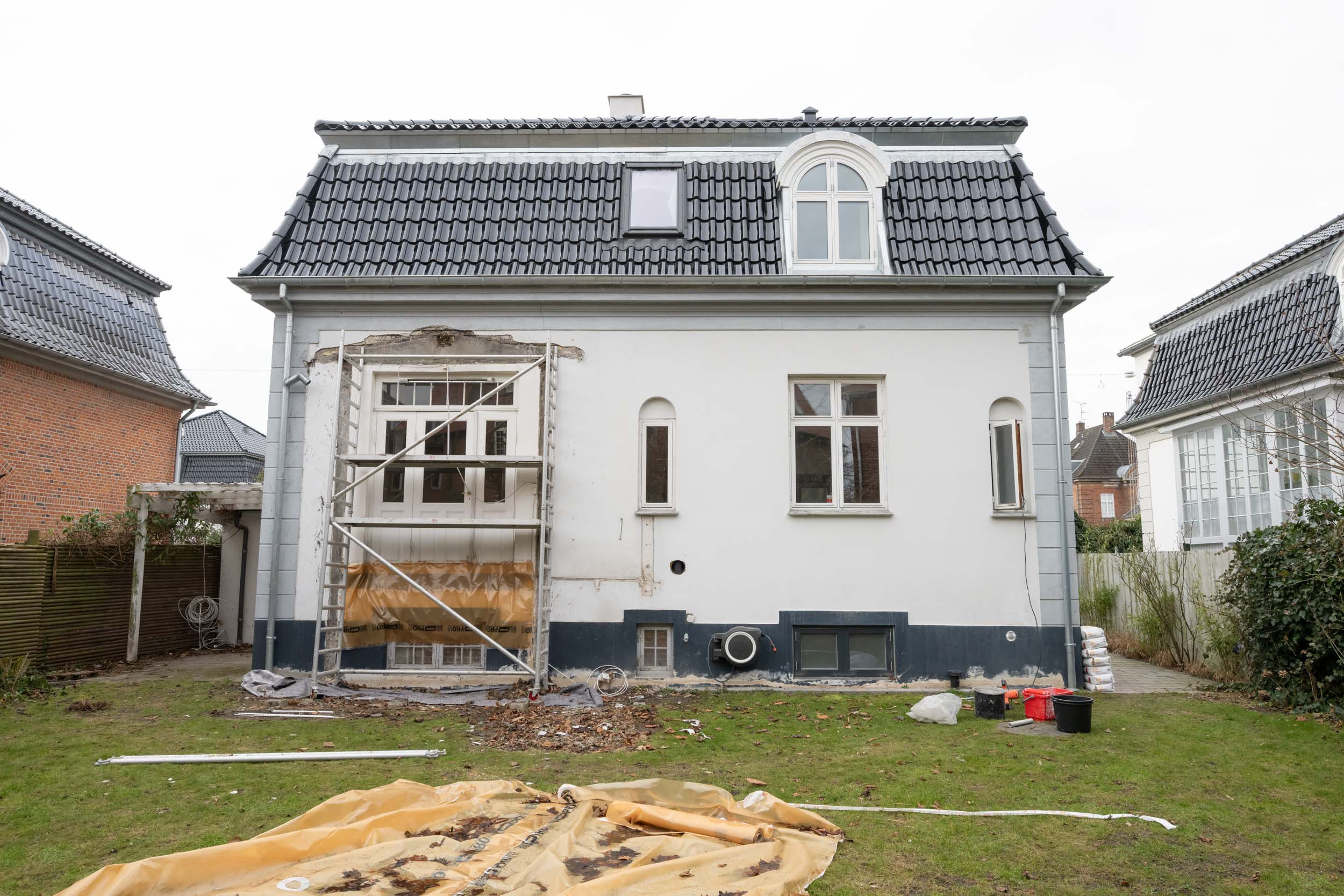 Havefacade før etablering af træterrasse