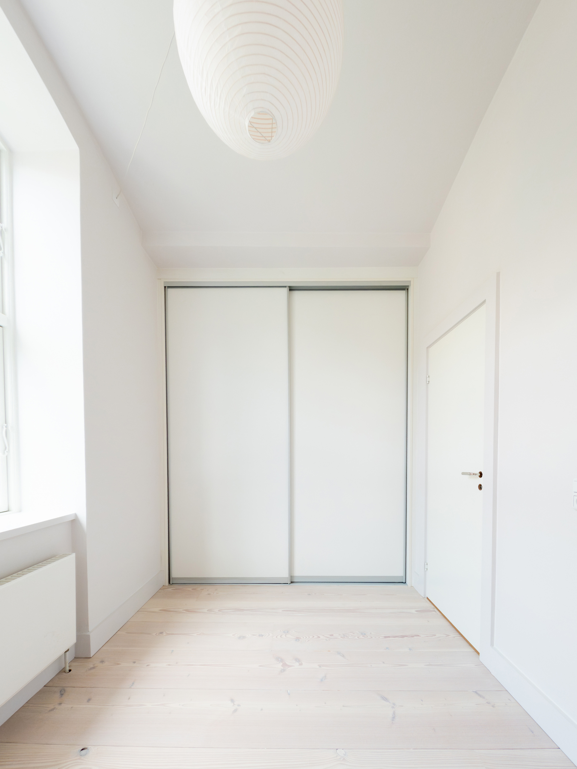 Værelse med indbygget garderobe