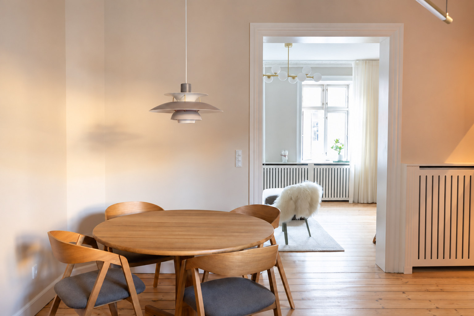 Spisestue med kig gennem døråbningen til stuen