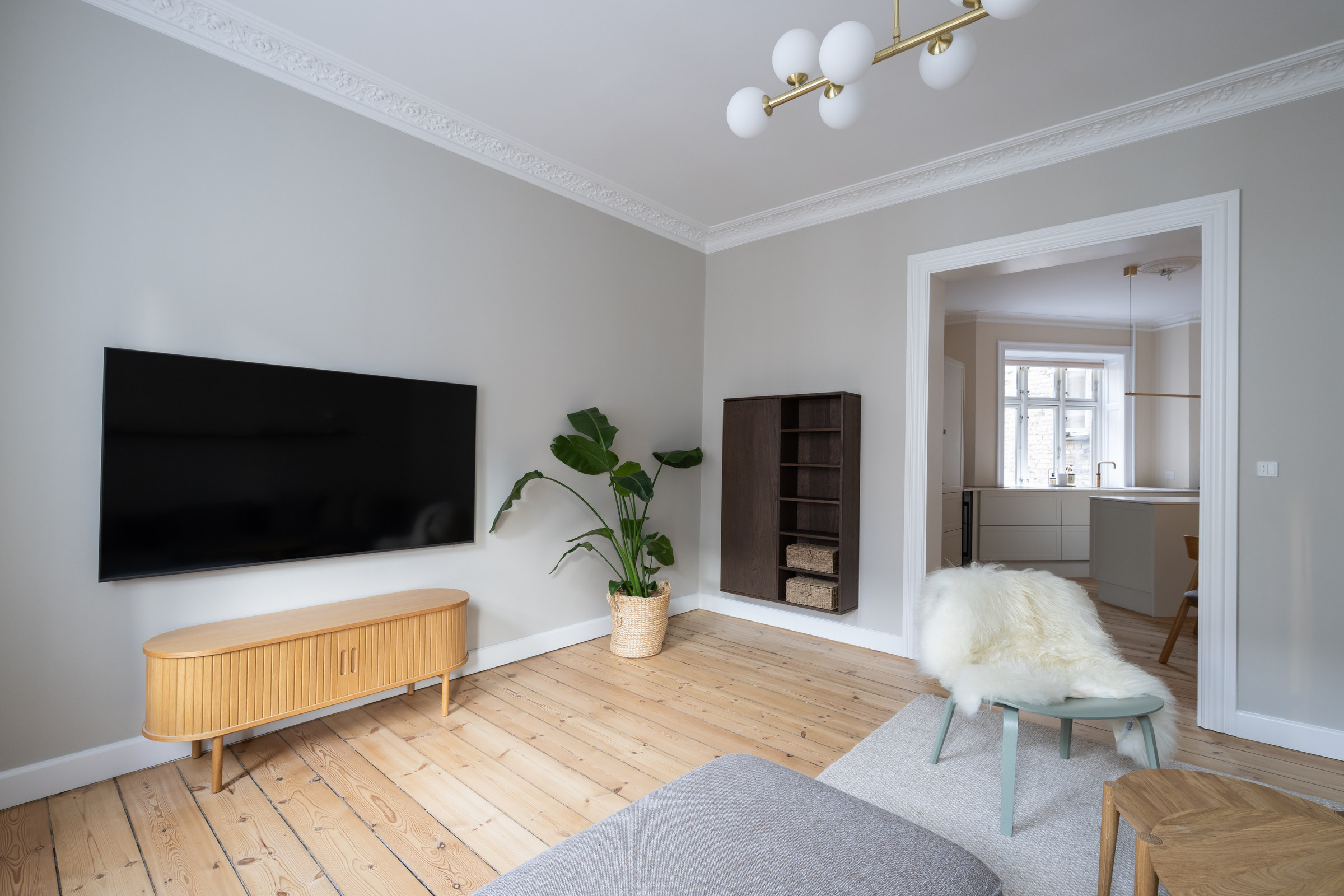 Stue med lukket forbindelse til soveværelset efter totalrenovering