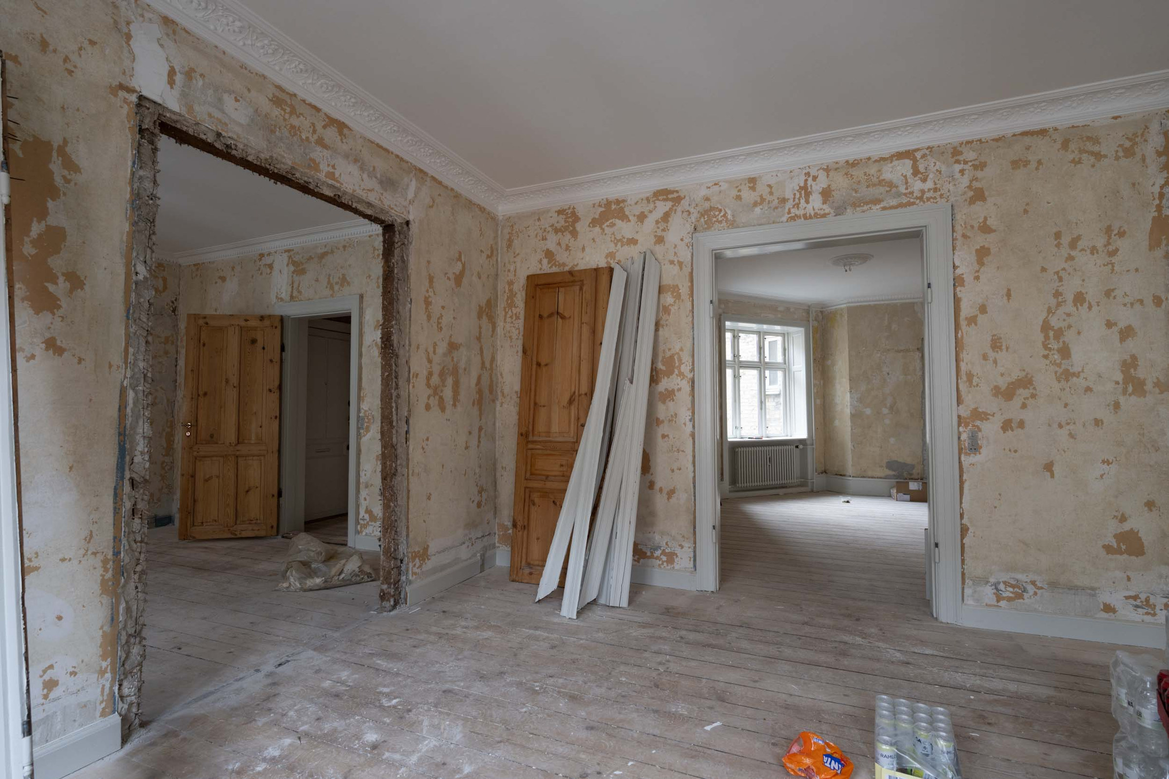 Stue og forbindelse til soveværelset før totalrenovering