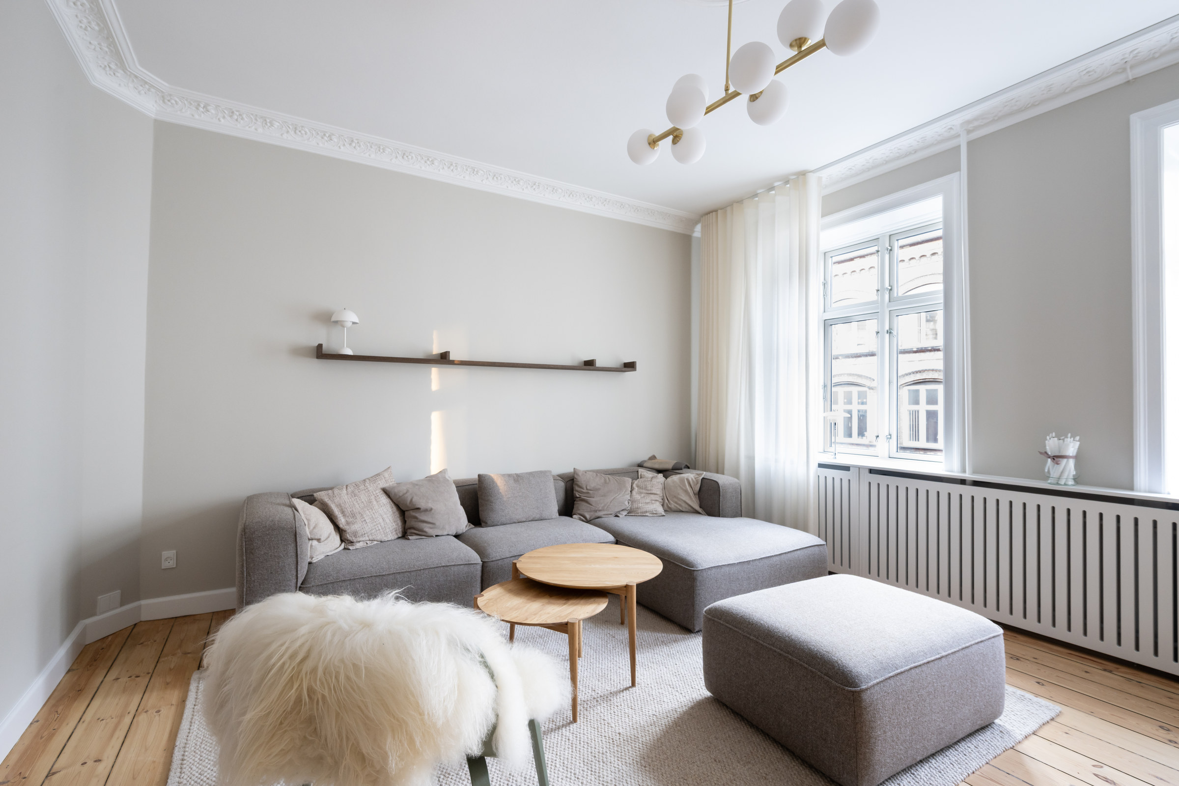 Stue ved vindueshjørnet efter totalrenovering
