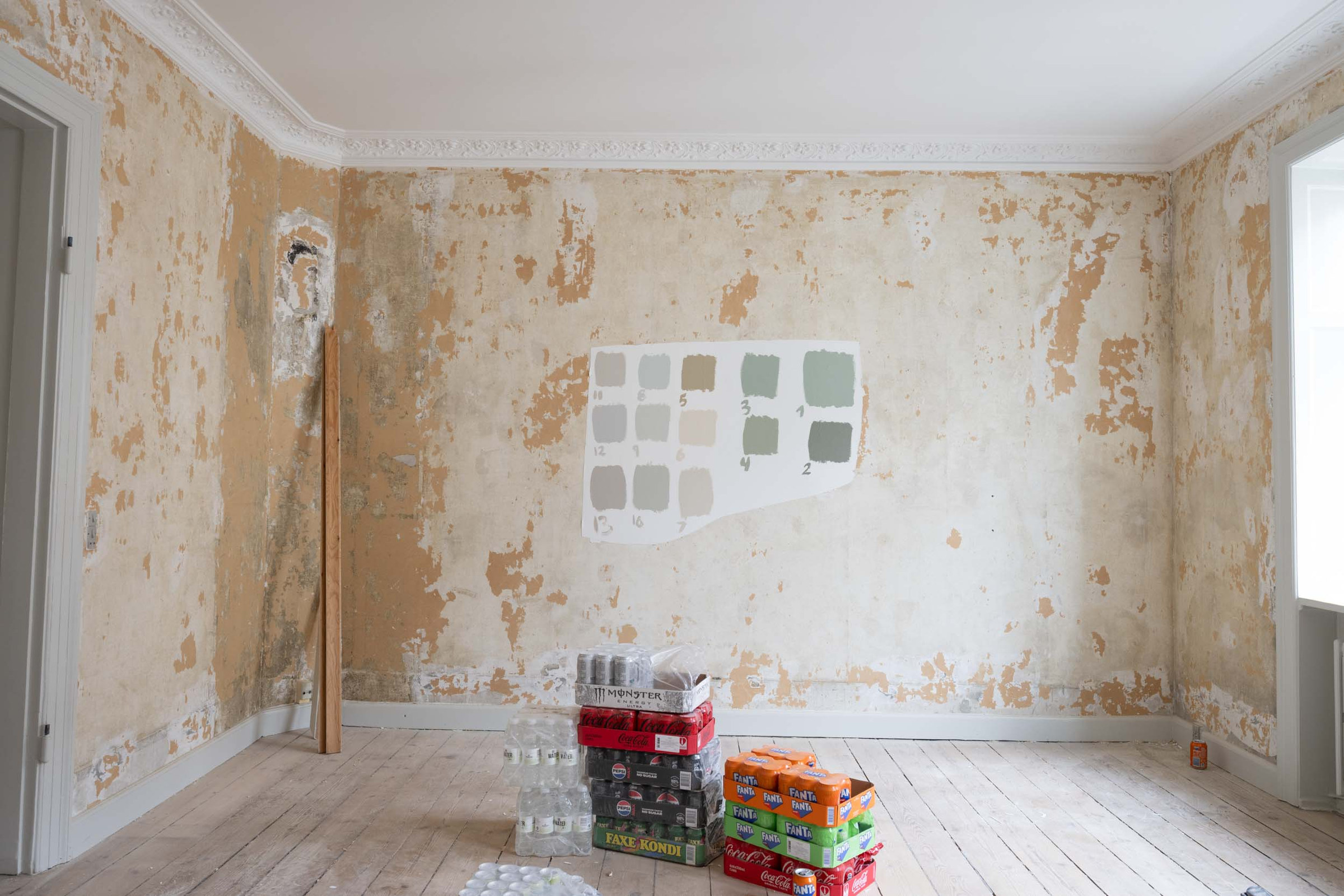 Stue ved vindueshjørnet før totalrenovering