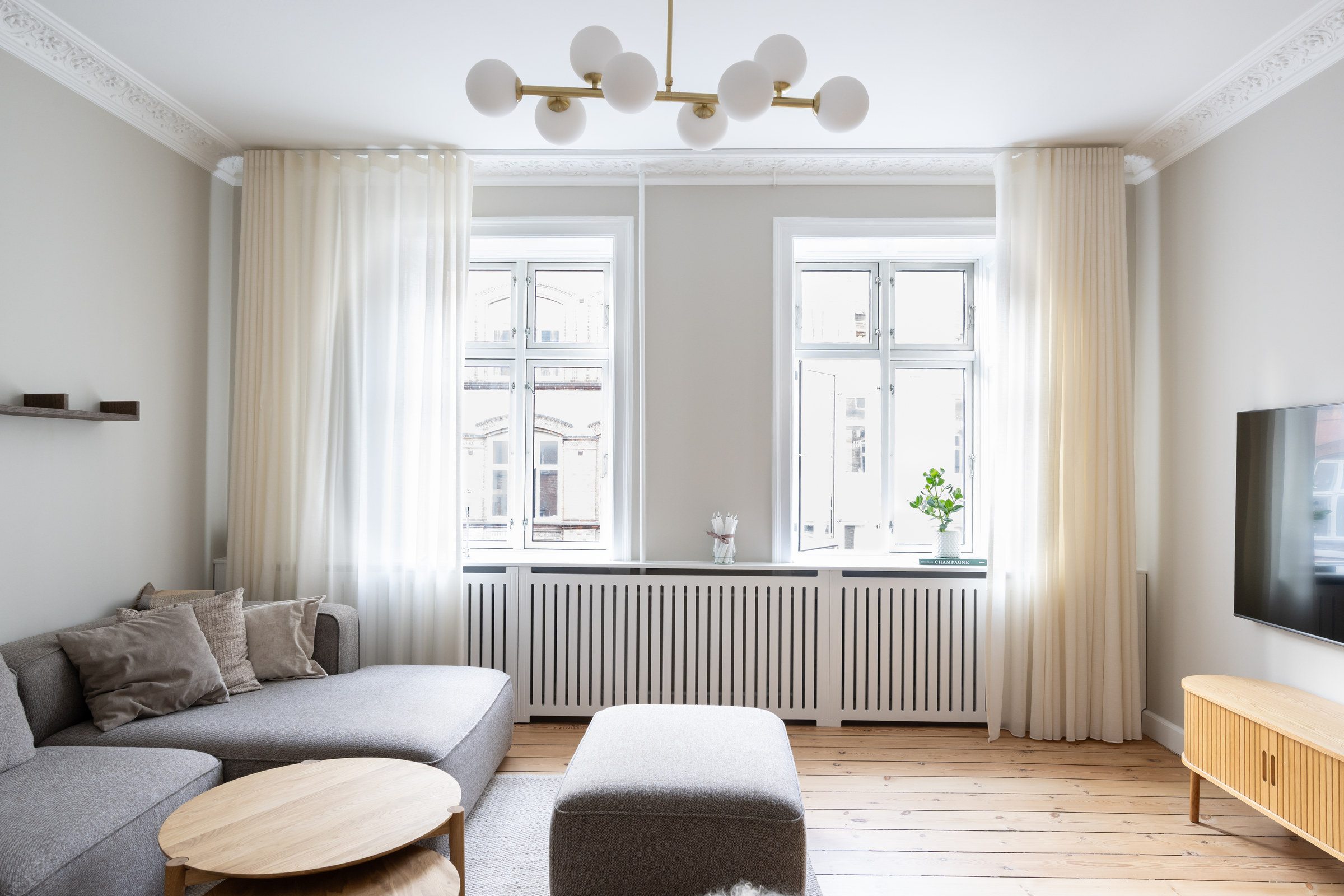 Stue mod vinduesvæggen efter totalrenovering