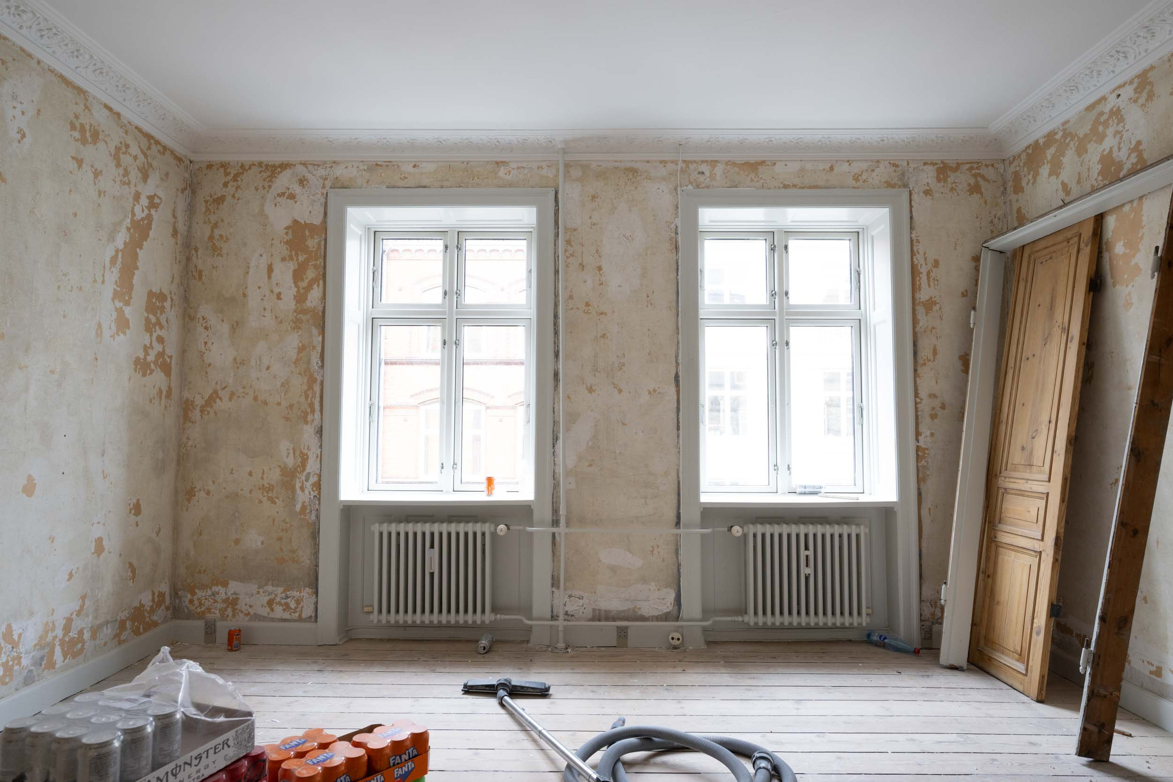 Stue mod vinduesvæggen før totalrenovering
