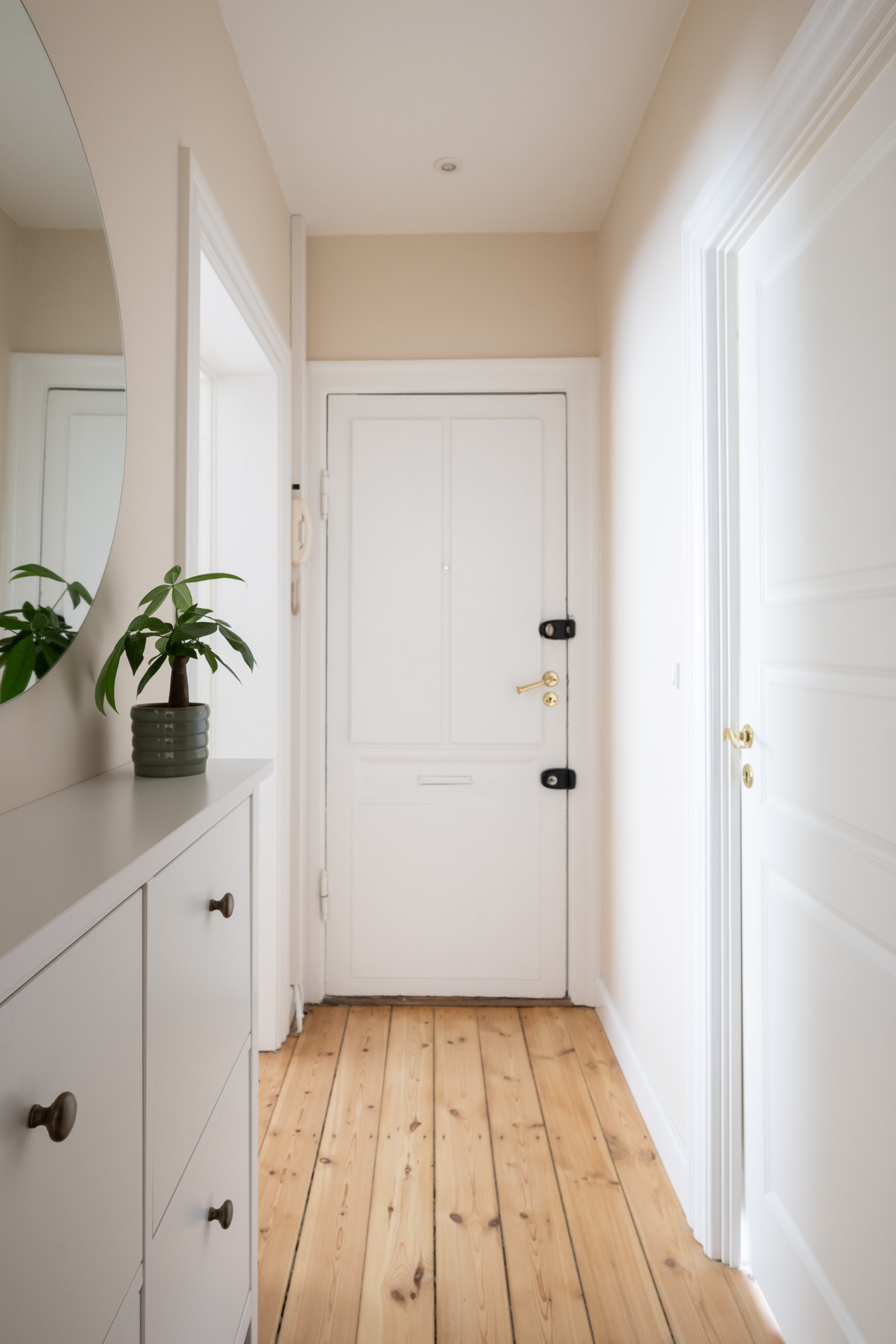 Entré og gang med integreret opbevaring efter totalrenovering