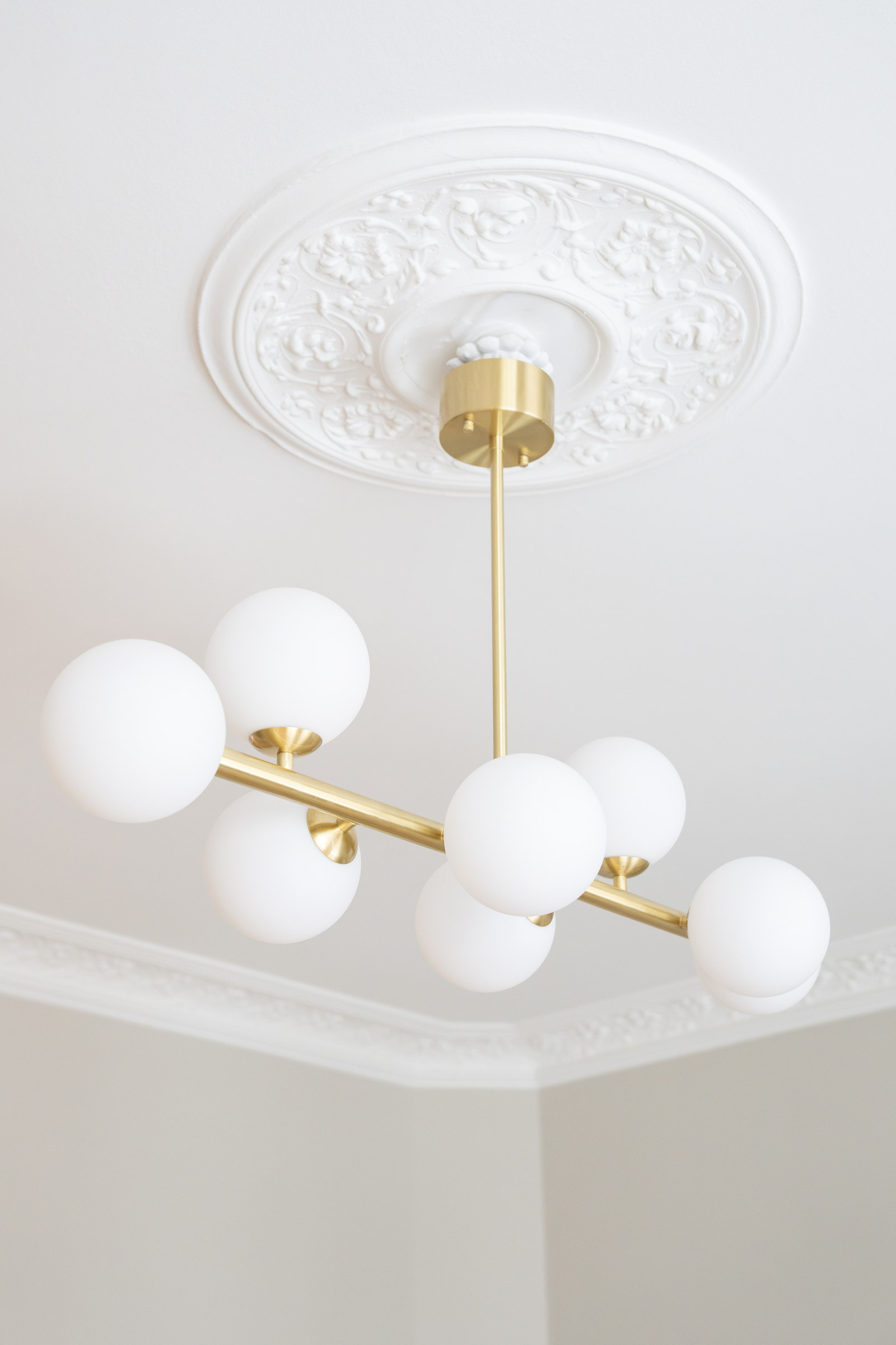 Loftroset med messinglampe